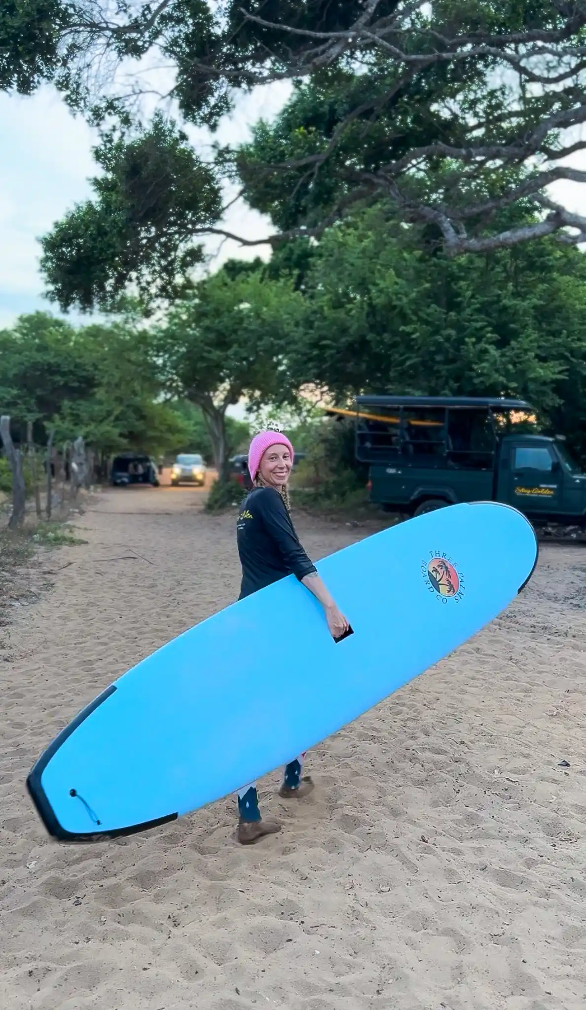 Styl surferski na co dzień – jak dobrać czapkę do luźnego, plażowego looku? 3 Jaki kolor czapki do blond włosów – tworzenie harmonijnego looku