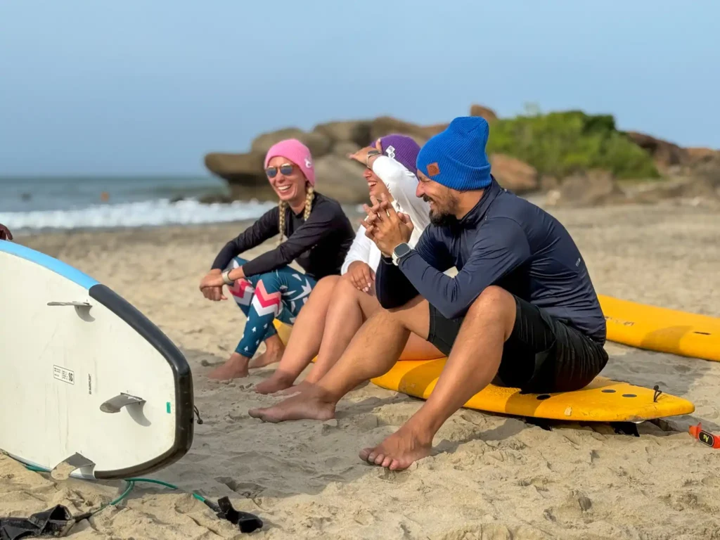Styl surferski na co dzien – jak dobrac czapke do luznego plazowego looku