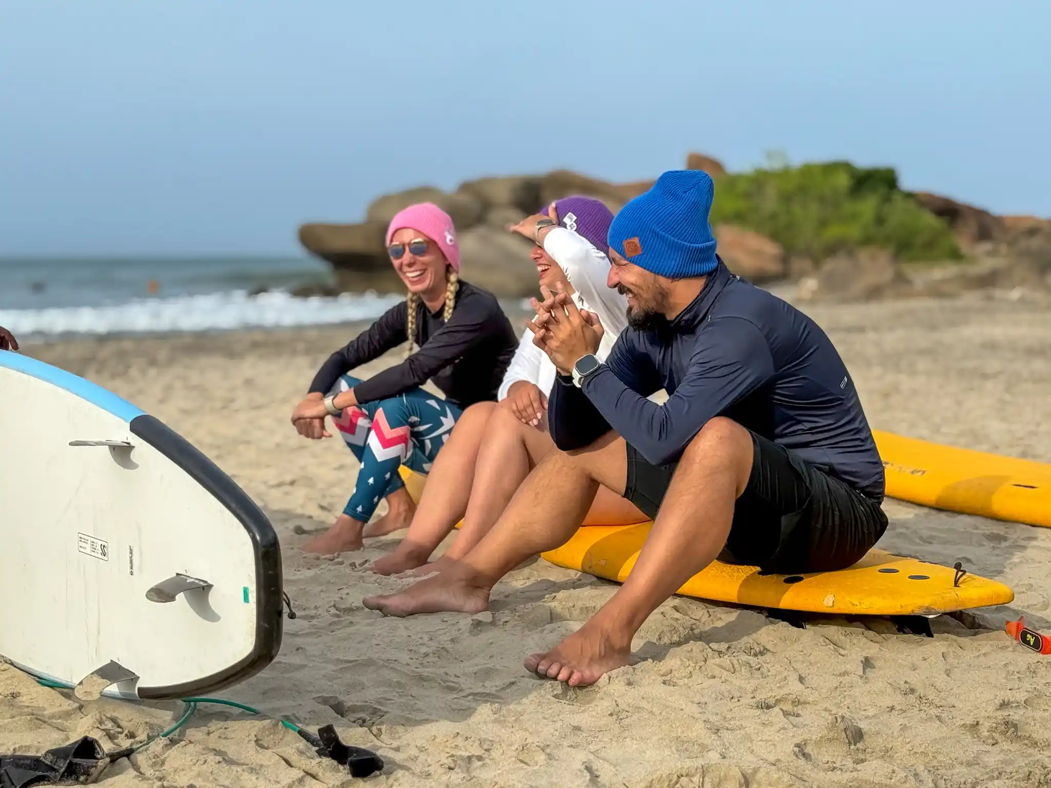 Styl surferski na co dzień – jak dobrać czapkę do luźnego, plażowego looku? 1 Rok 2025 przynosi również modę na czapki z wyrazistymi aplikacjami i wzorami.