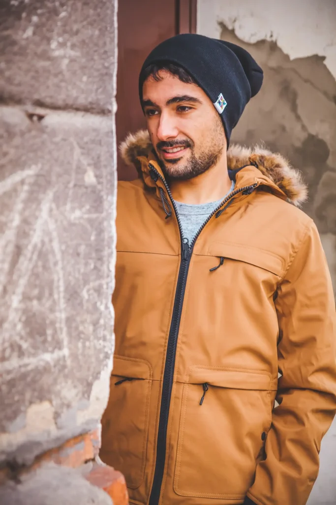 Stylowe czapki meskie na wiosne kolorystyka sezonu scaled 1