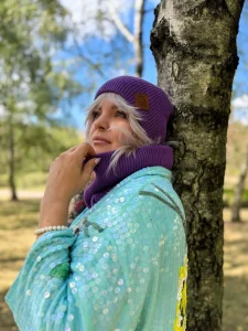 Jak założyć zimową czapkę na długie włosy