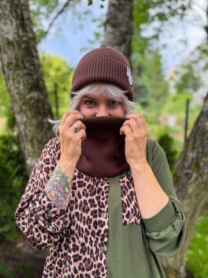 Czapka beanie z bawełny logo kolorowe "Brąz"