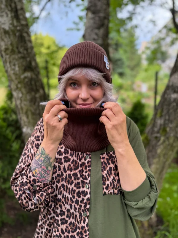 Czapka beanie z bawełny logo kolorowe "Brąz"