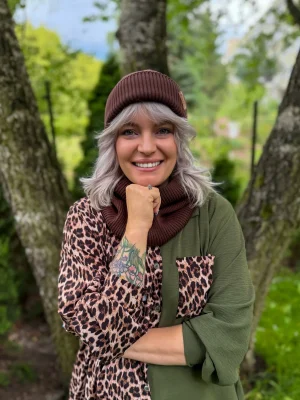 Bawełniana czapka beanie logo ekoskórka "Brąz"