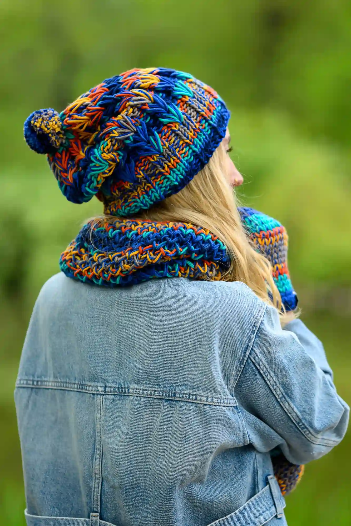 Czapka MERINO 50% "Górski potok" SMILE 18 modna czapka damska z pomponem