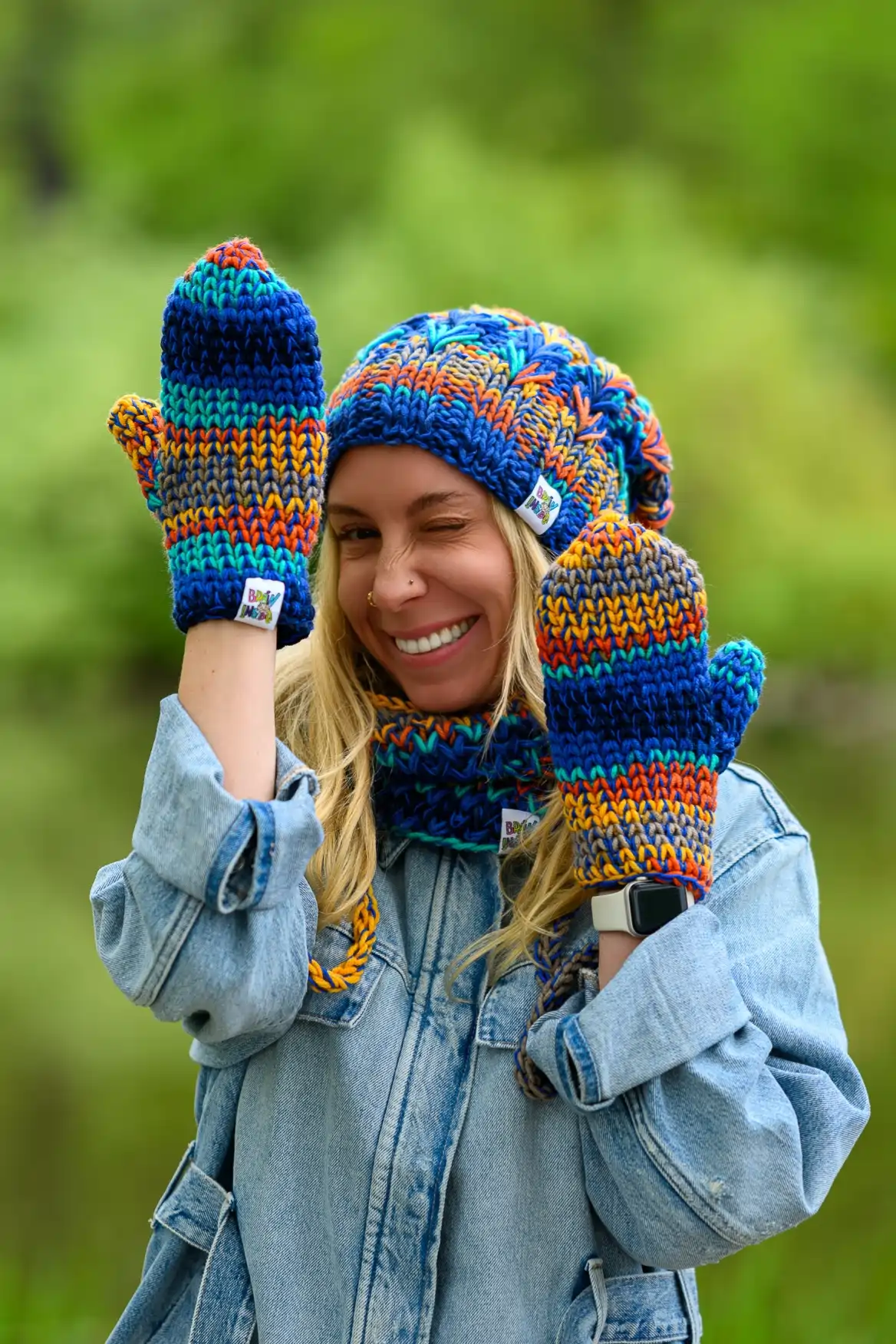 Rękawiczki handmade ze sznureczkiem ,,Górski potok" 26 rękawiczki na szydełku
