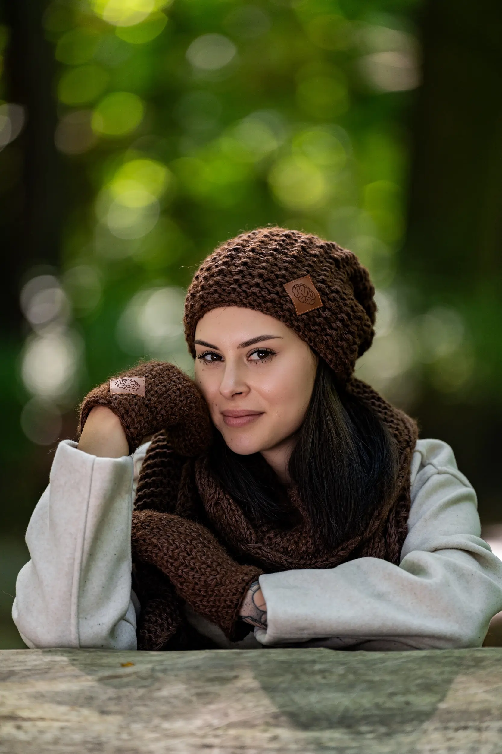 Jak nosić czapkę zimą – wpływ na włosy