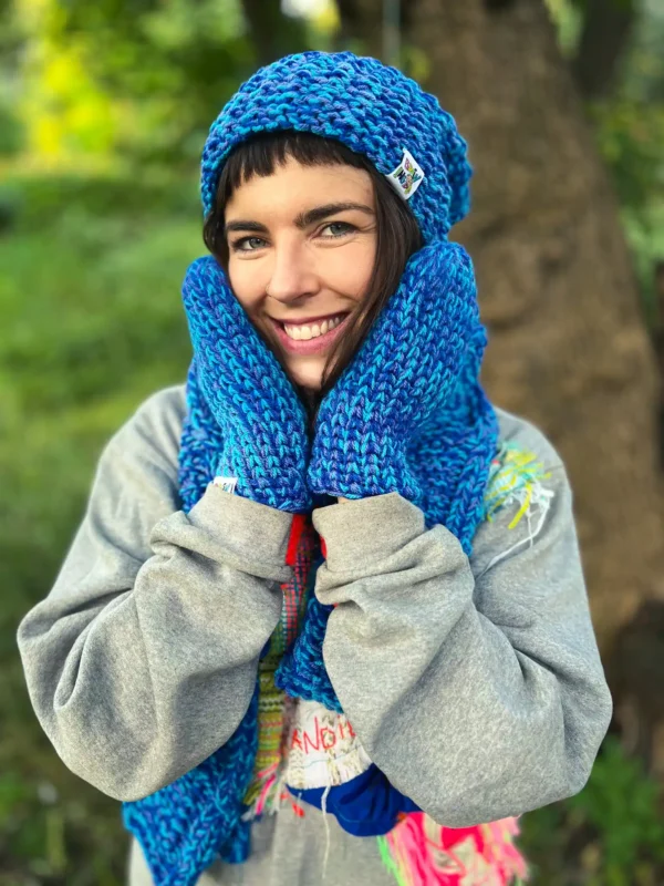 Luźna czapka MERINO 66% "Niebieskości" NEVERLAND