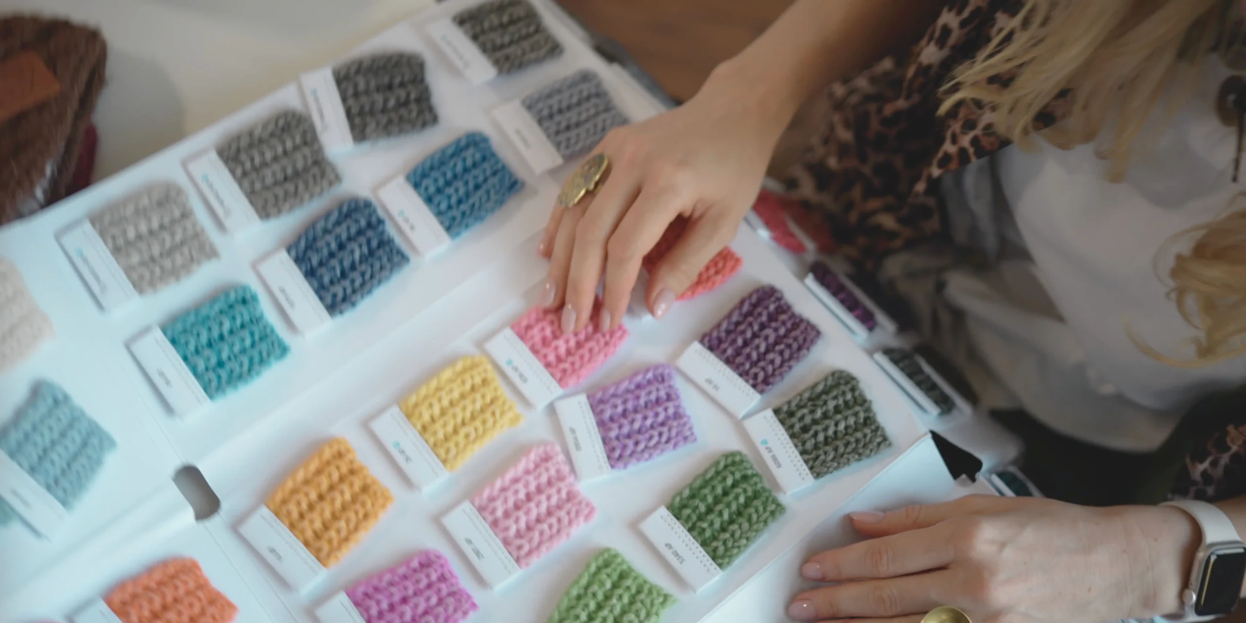 Rok 2025 przynosi również modę na czapki z wyrazistymi aplikacjami i wzorami.