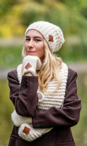 biała czapka merino