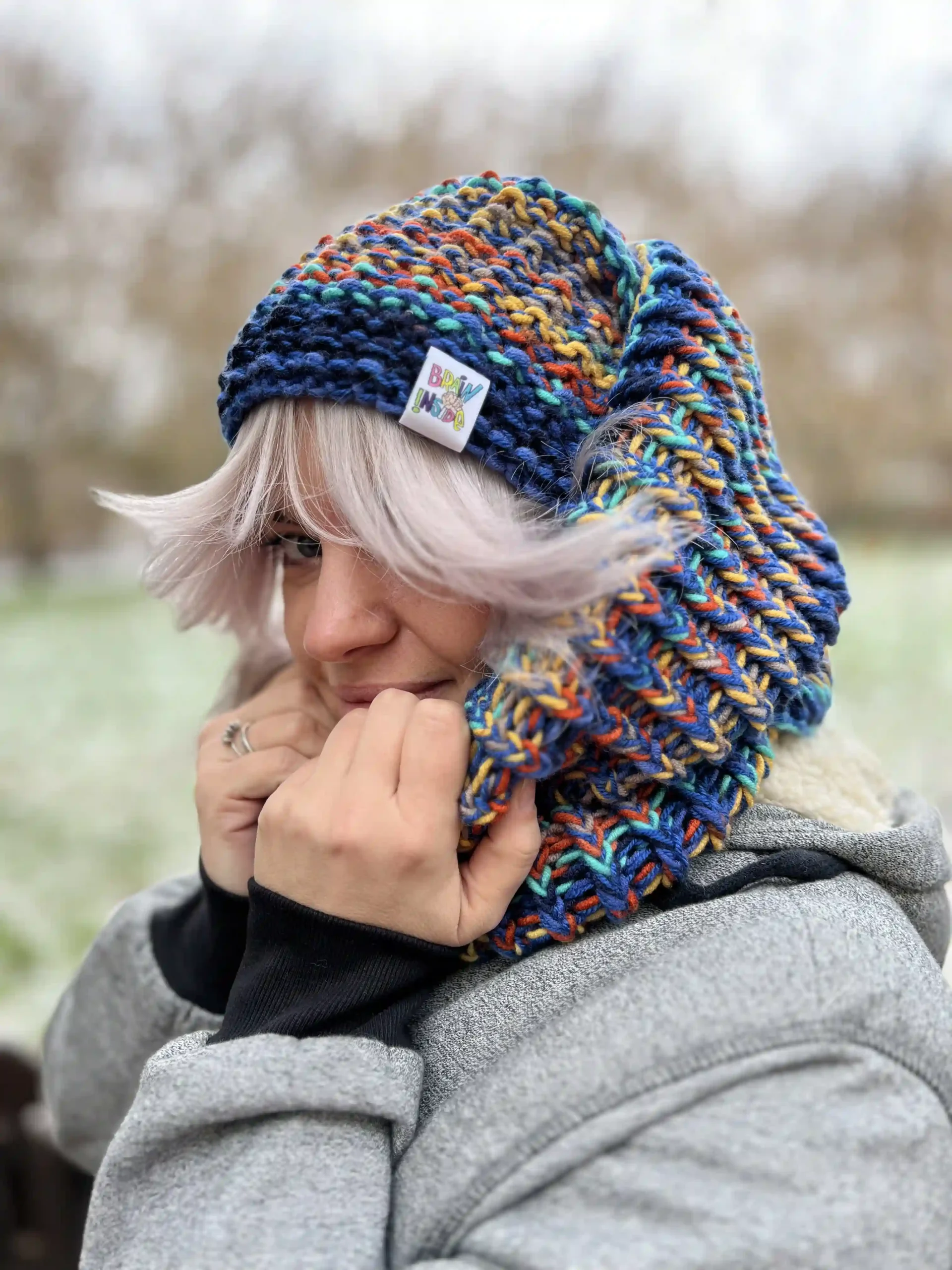 Noszenie zimowej czapki przy długich włosach to już nie problem