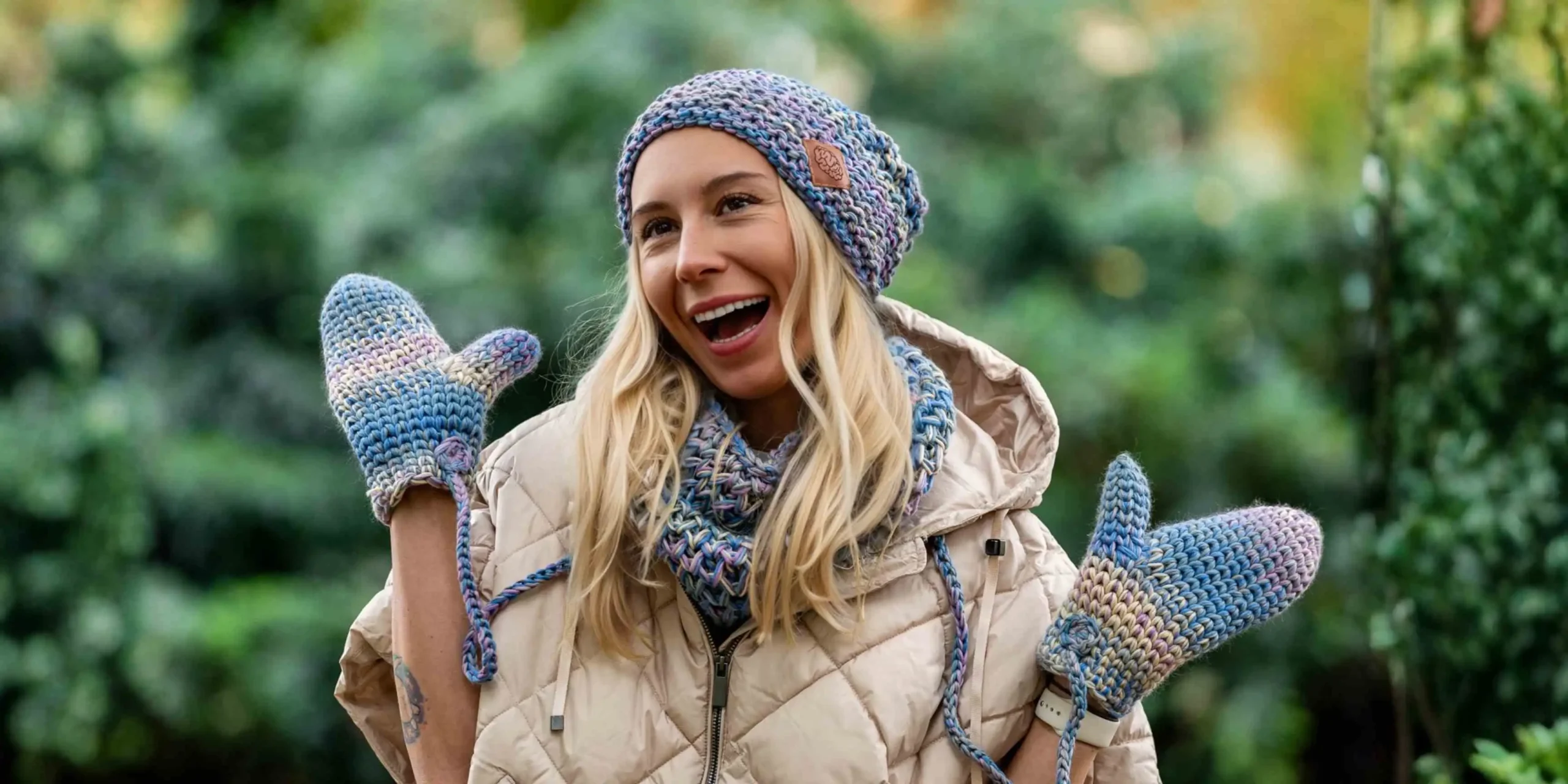 Rok 2025 przynosi również modę na czapki z wyrazistymi aplikacjami i wzorami.