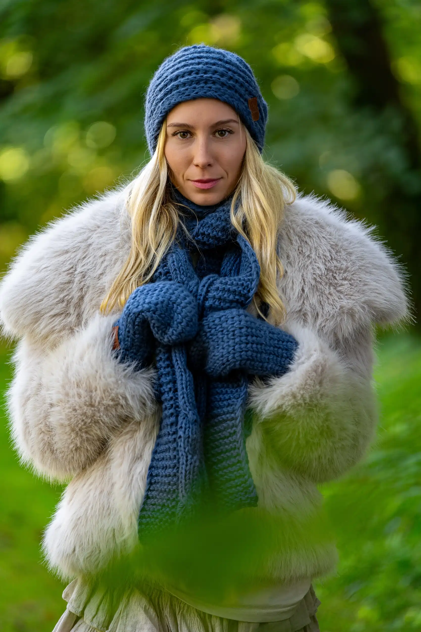 Jak nosić czapkę zimą – wpływ na włosy