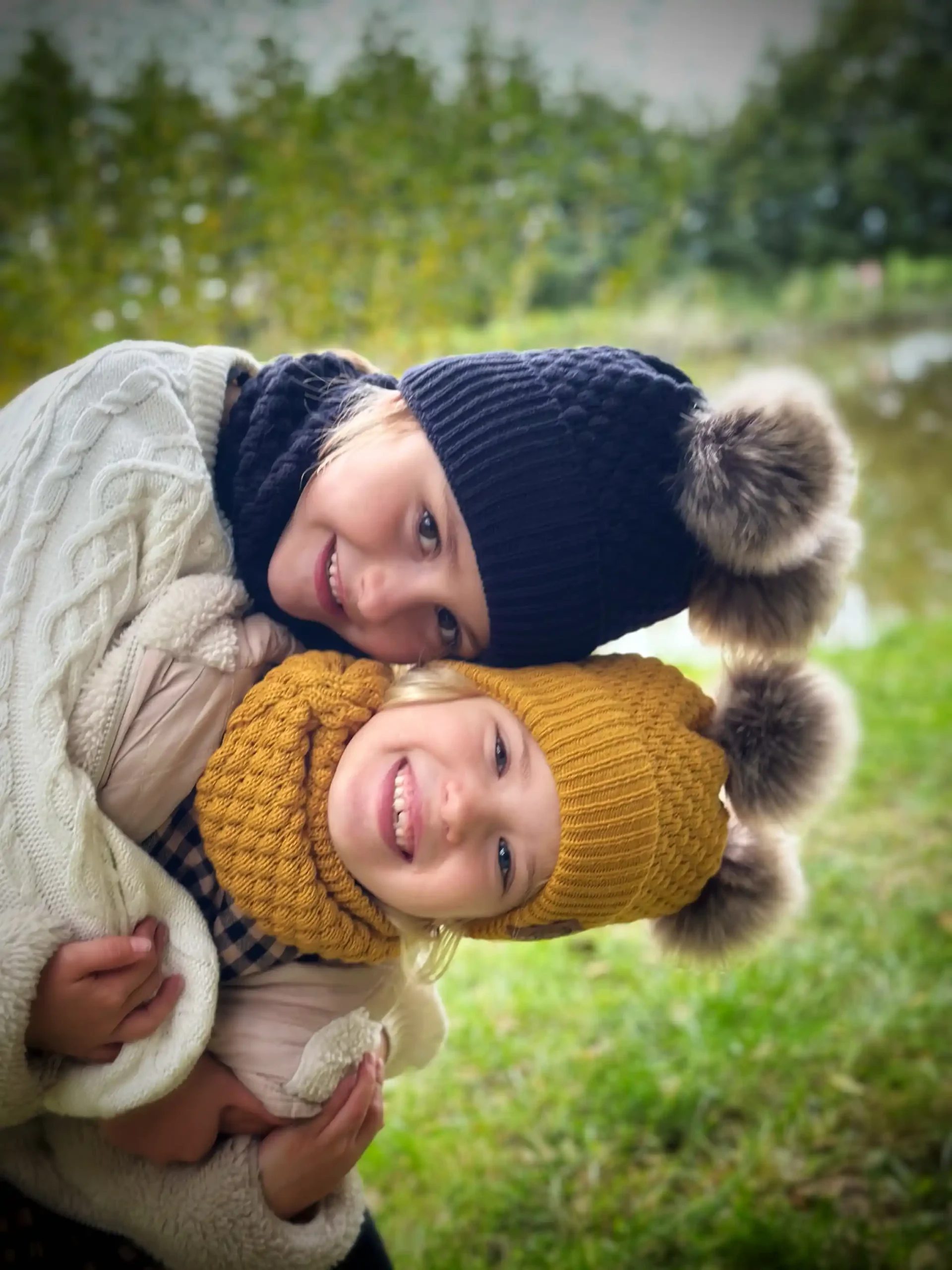 ZESTAW: bawełniana czapka dla dziecka z dwoma pomponami i komin "Czarny" 11 Bawelniana czapka dziecieca unisex scaled 1