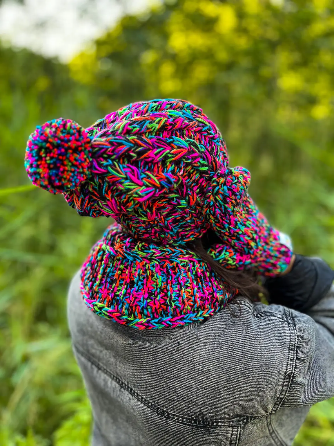 Kolorowa czapka z pomponem SMILE ,,Czarne kolorki" 49 CZAPKA Z POMPONEM MERINO 1