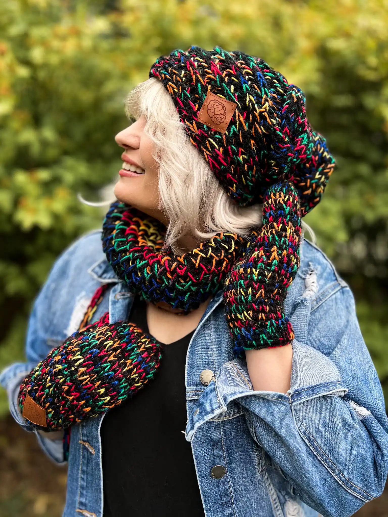 Czapka MERINO 66% nieugniatająca włosów ,,Czarne czerwienie" THIS IS IT 91 Czapka nieugniatająca włosów – stylowa i praktyczna