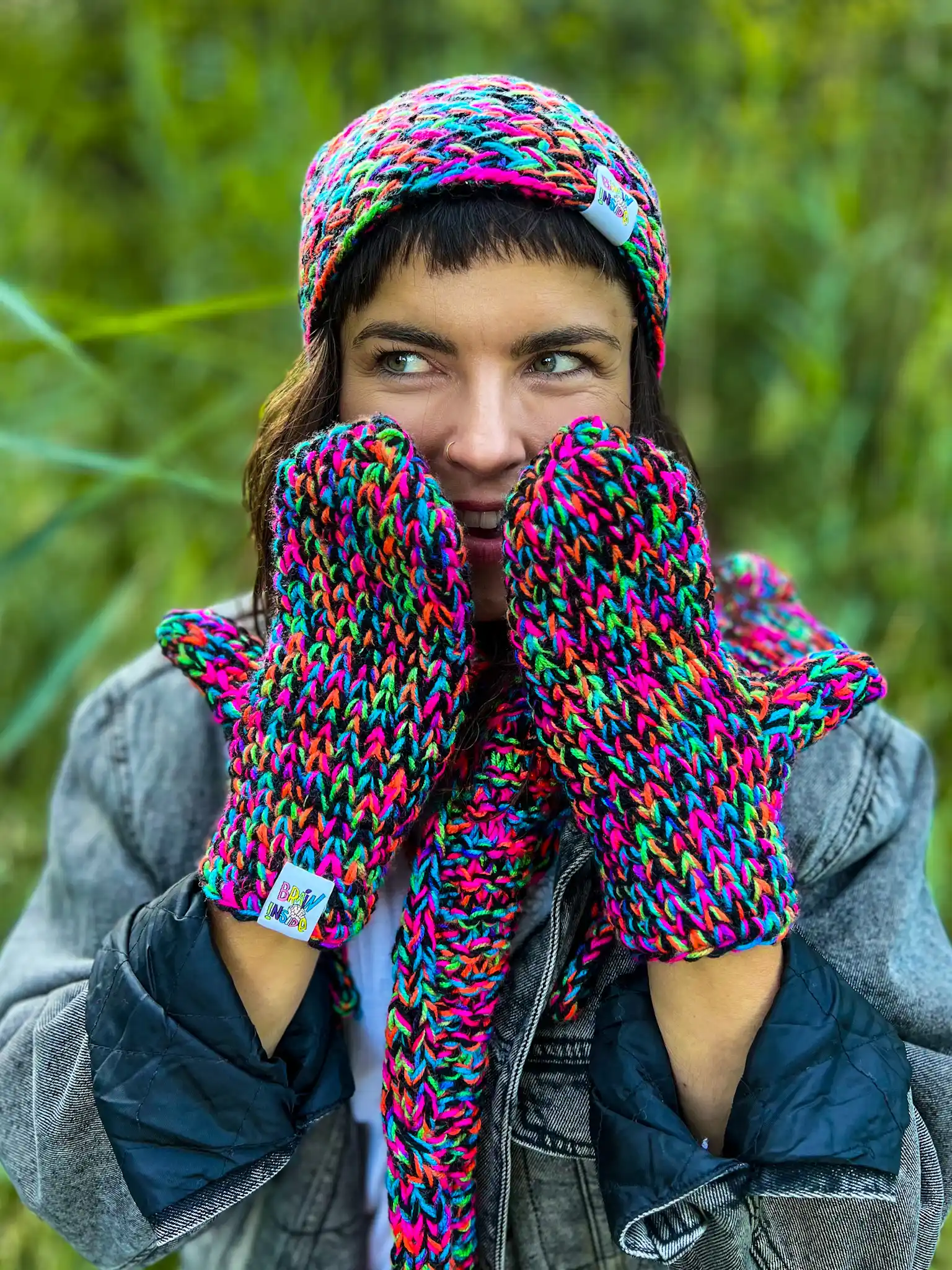 Rękawiczki handmade ze sznureczkiem ,,Czarne kolorki" 132 Czapka slouchy z wełny – idealna na chłodne dni