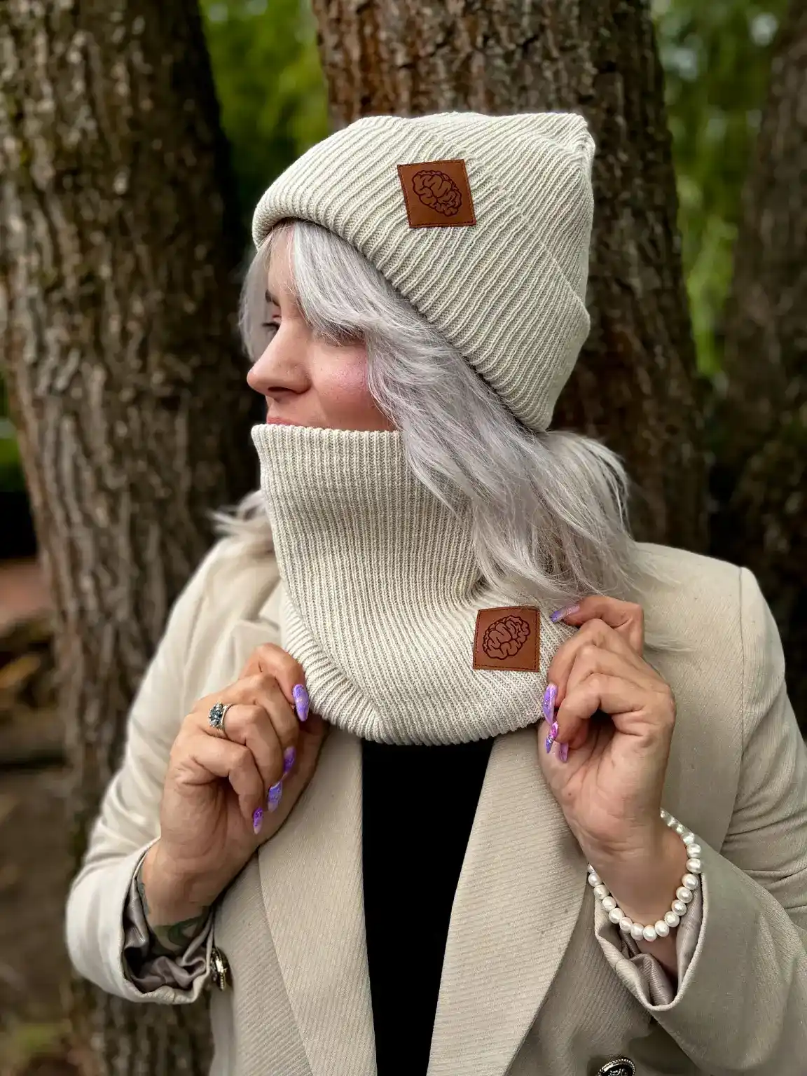 Czapka beanie logo ekoskórka "Jasny beż" 4 Elegancka chusta na chłodną pogodę (2)