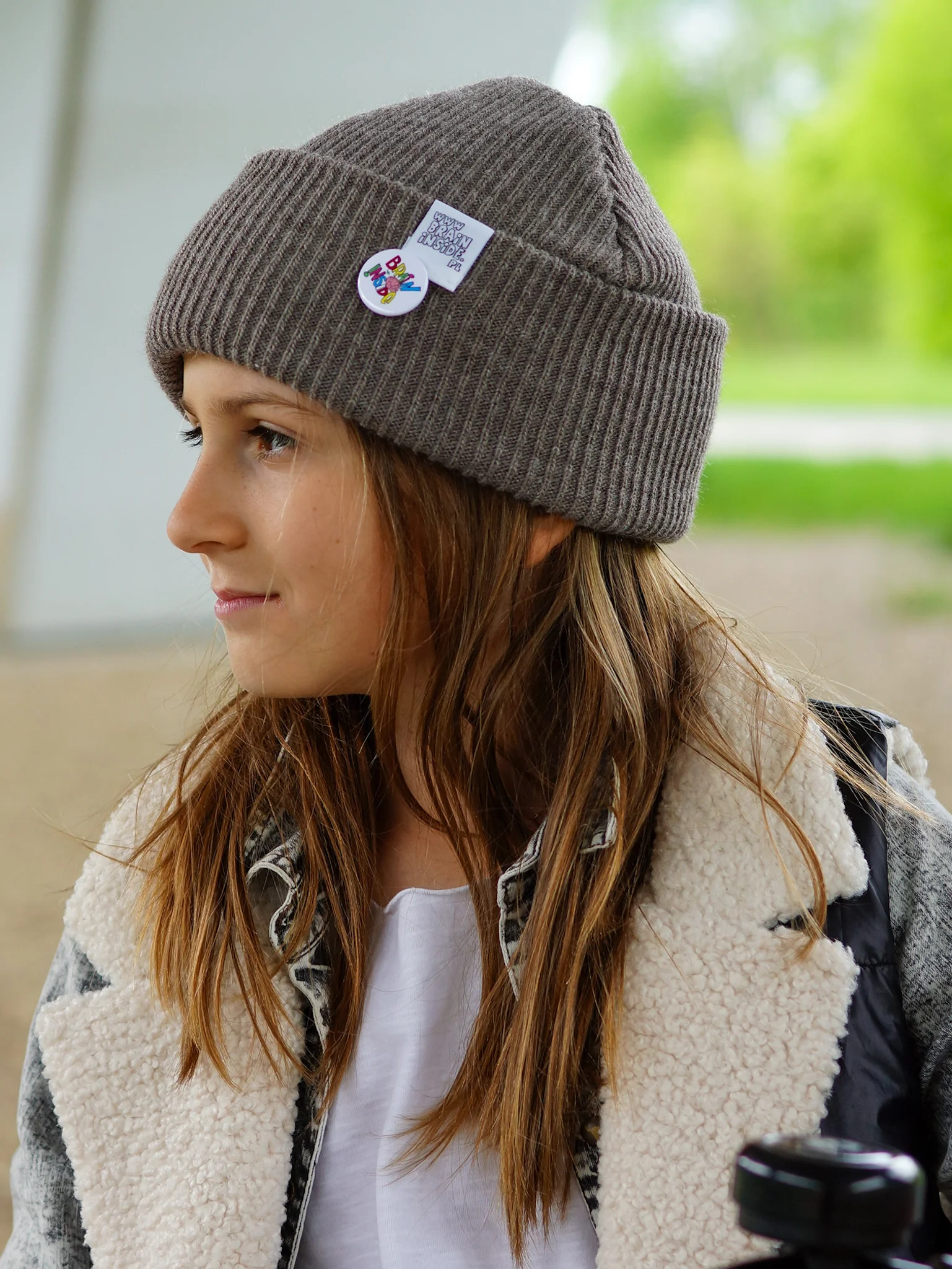 Czapka beanie dla dziecka logo kolorowe "Ciemny beż" 13 GLOWNE bezowa czapka dla dziecka Brain Inside