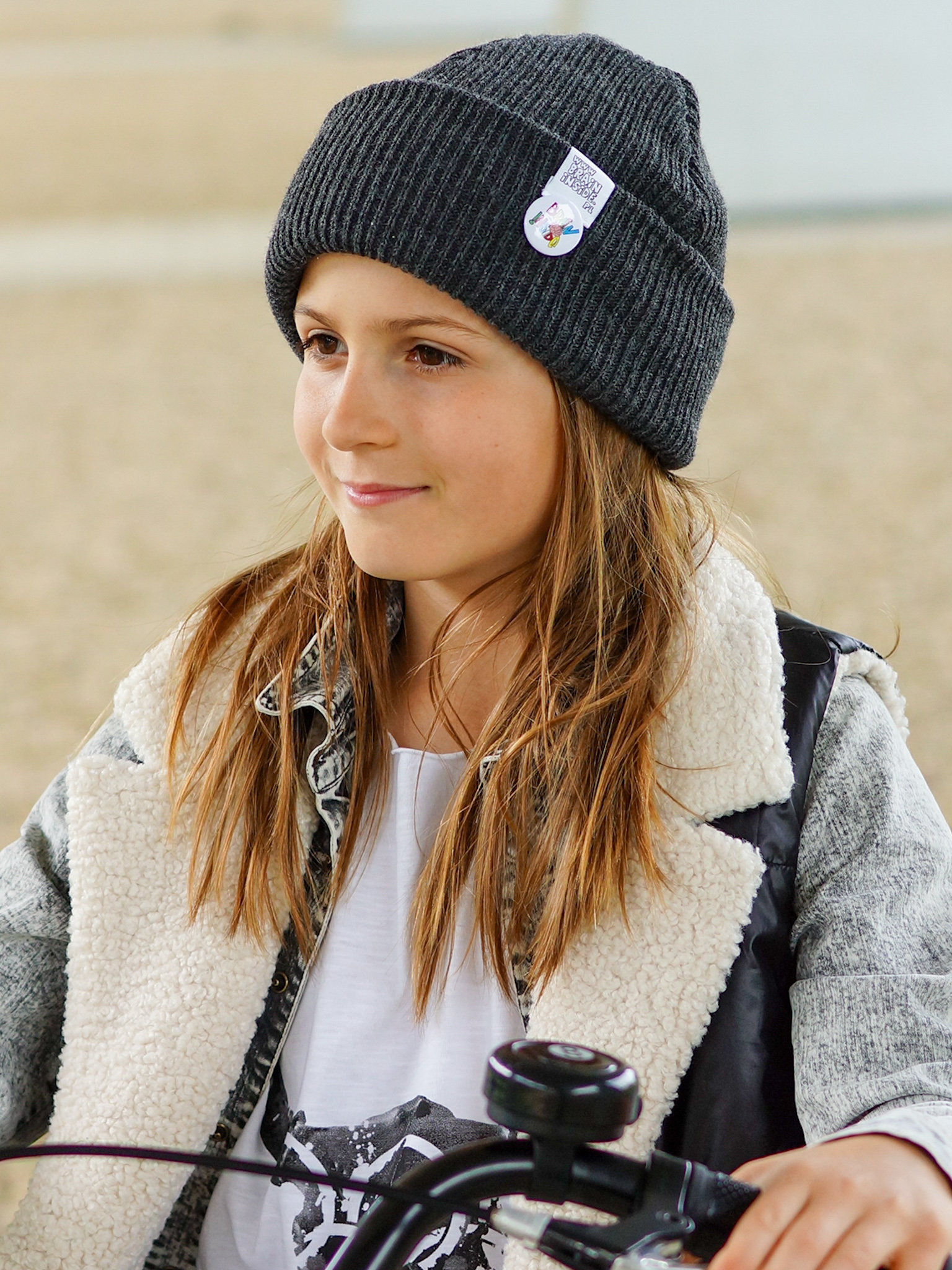 Czapka beanie dla dziecka logo kolorowe "Ciemny szary" 10 GLOWNE szara streetwearowa czapka dla dziecka Brain Inside