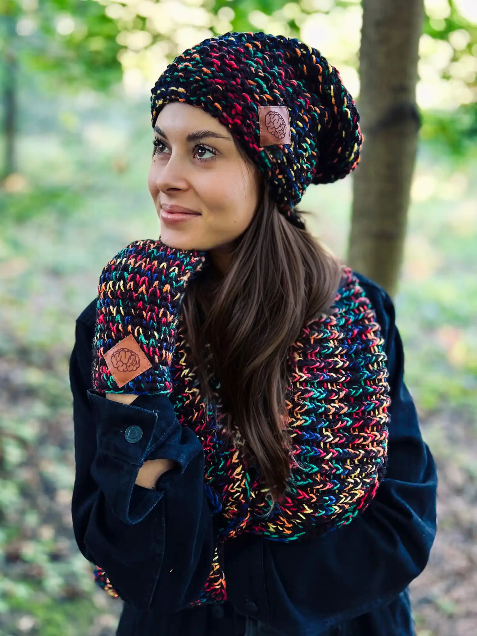 Luźna czapka MERINO 66% "Czarne czerwienie" NEVERLAND 102 Glowne 7 1