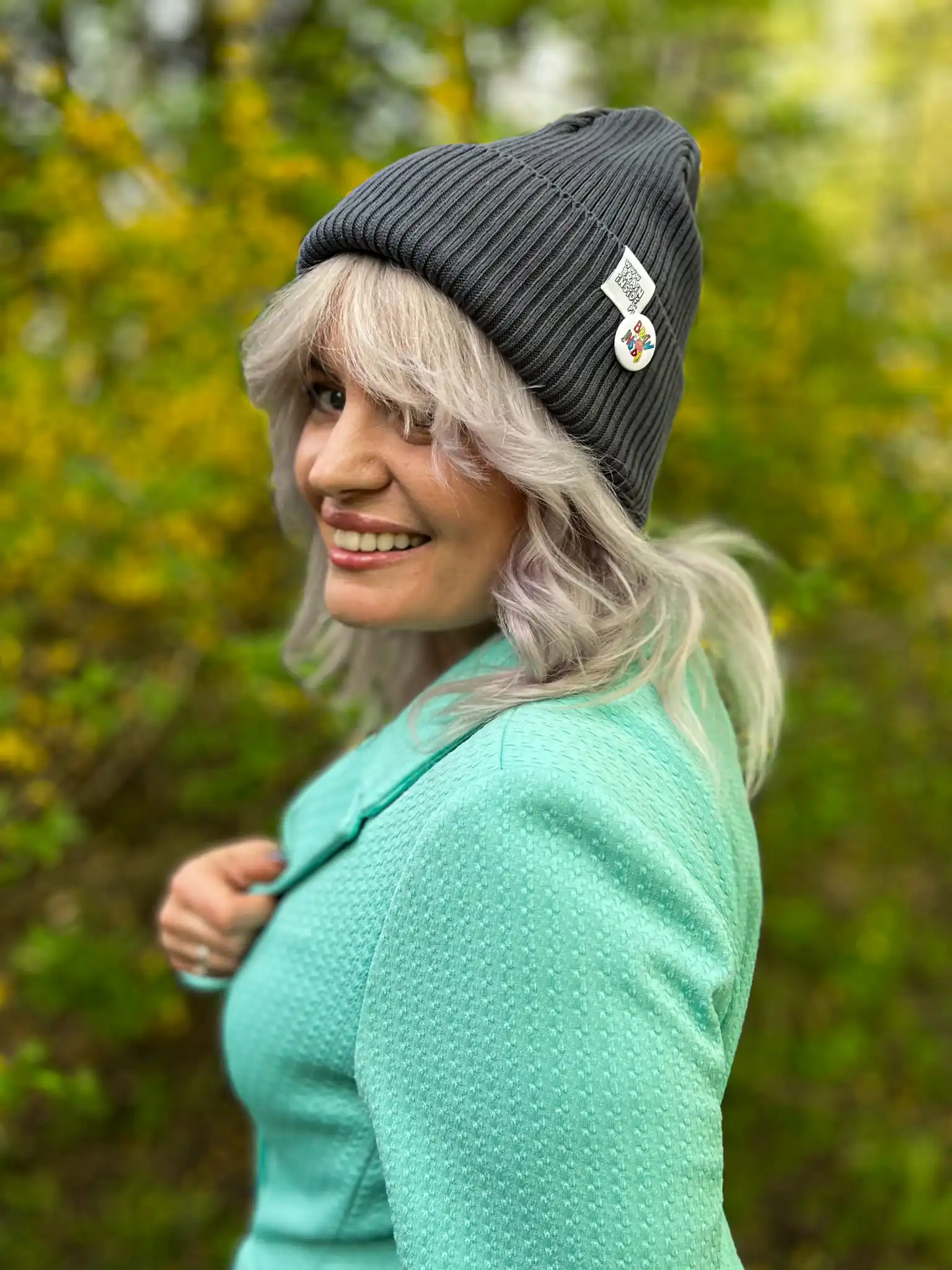 Czapka beanie z bawełny logo kolorowe "Ciemny szary" 83 Moda i wygoda w ciemnym szarym kolorze – czapka jesienna