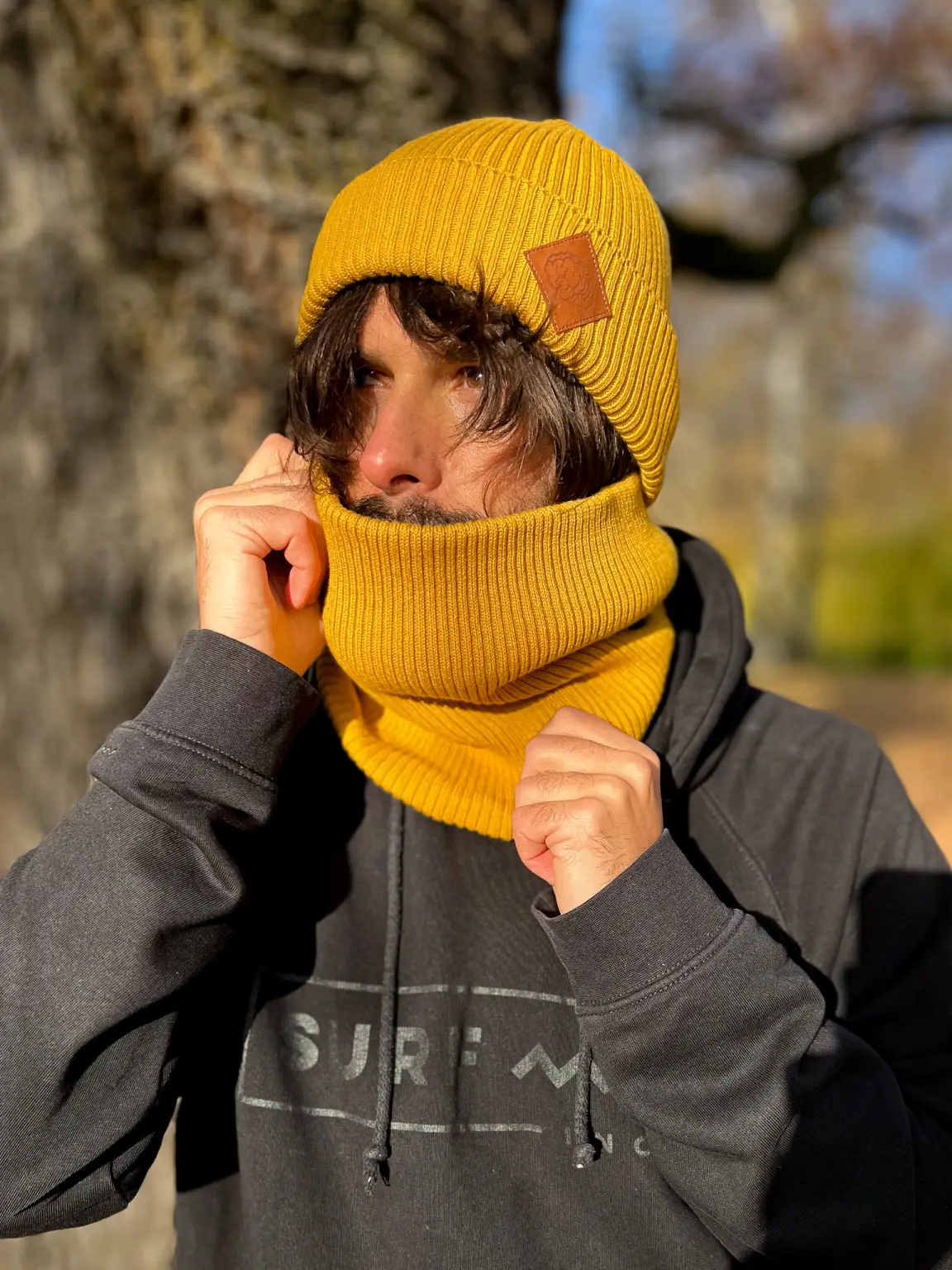 Męska bawełniana czapka beanie logo ekoskórka "Miodowa musztarda" 108 Musztardowy komin z miekkiej bawelny