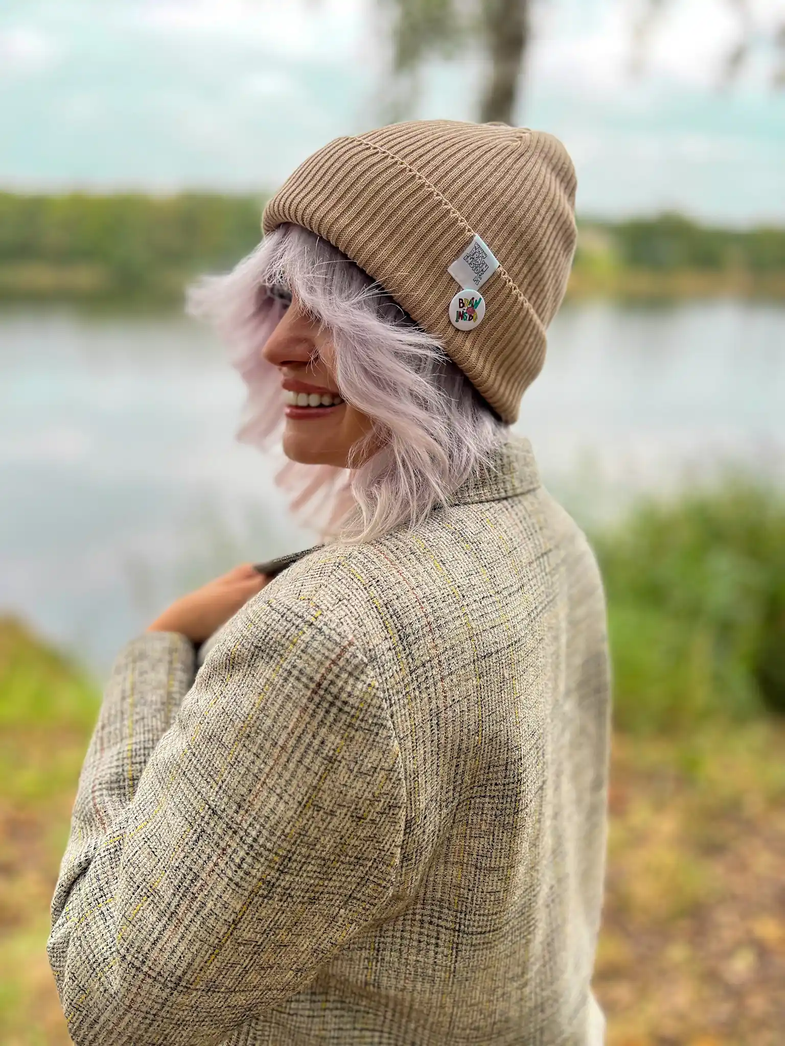 Czapka beanie z bawełny logo kolorowe "Beżowa" 33 bawelniana beanie w kolorze bezowym