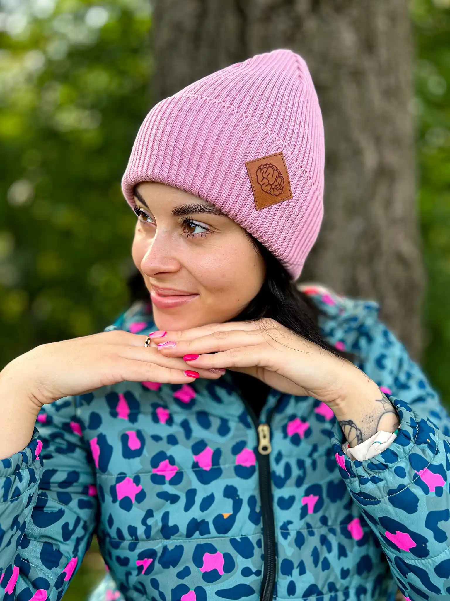 Bawełniana czapka beanie logo ekoskórka "Brudny róż" 102 bawelniana rozowa dokerka brain inside