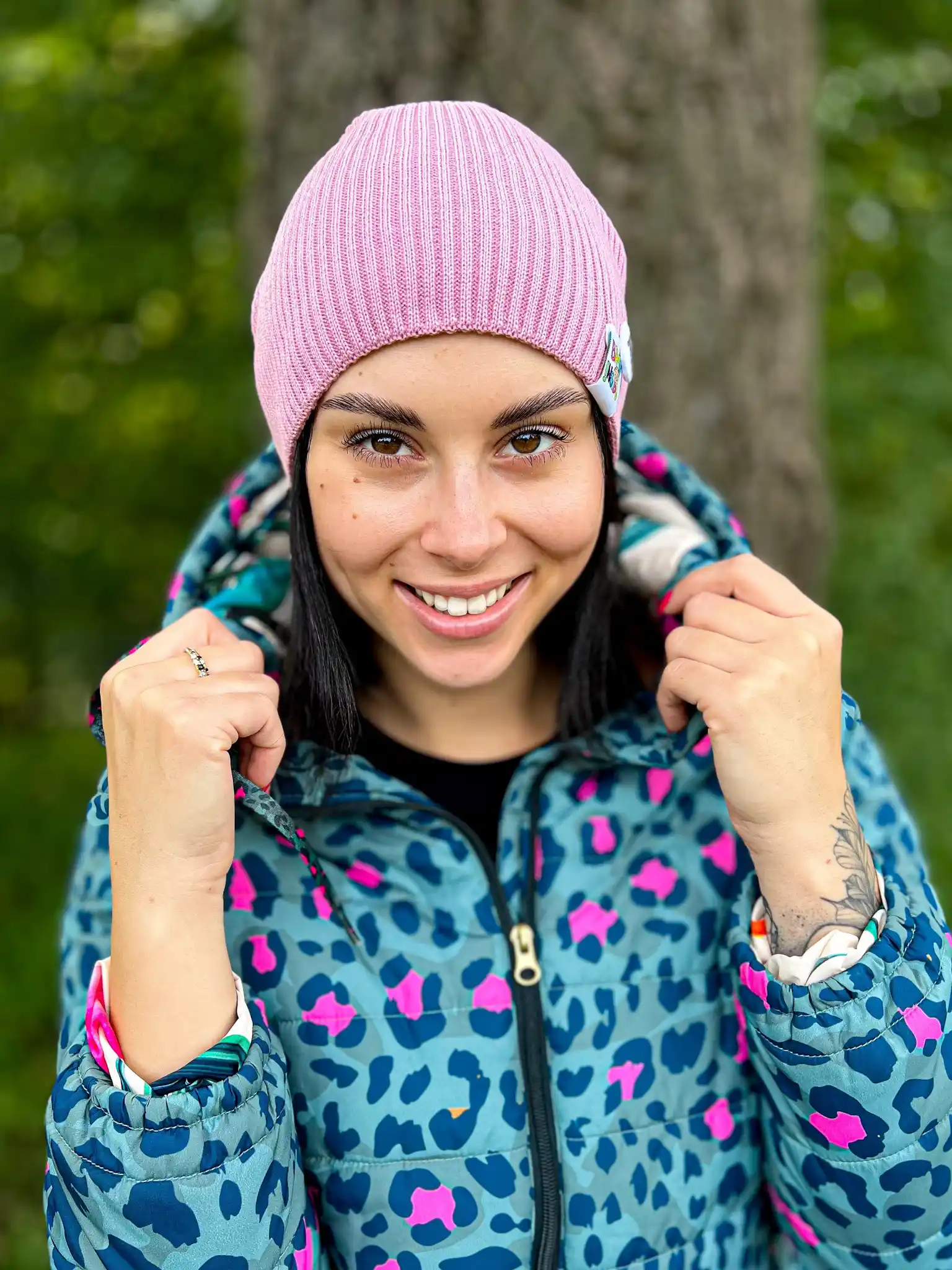 Luźna czapka z bawełny logo kolorowe "Brudny róż" 70 bawelniane slouchy w kolorze brudnego rozu