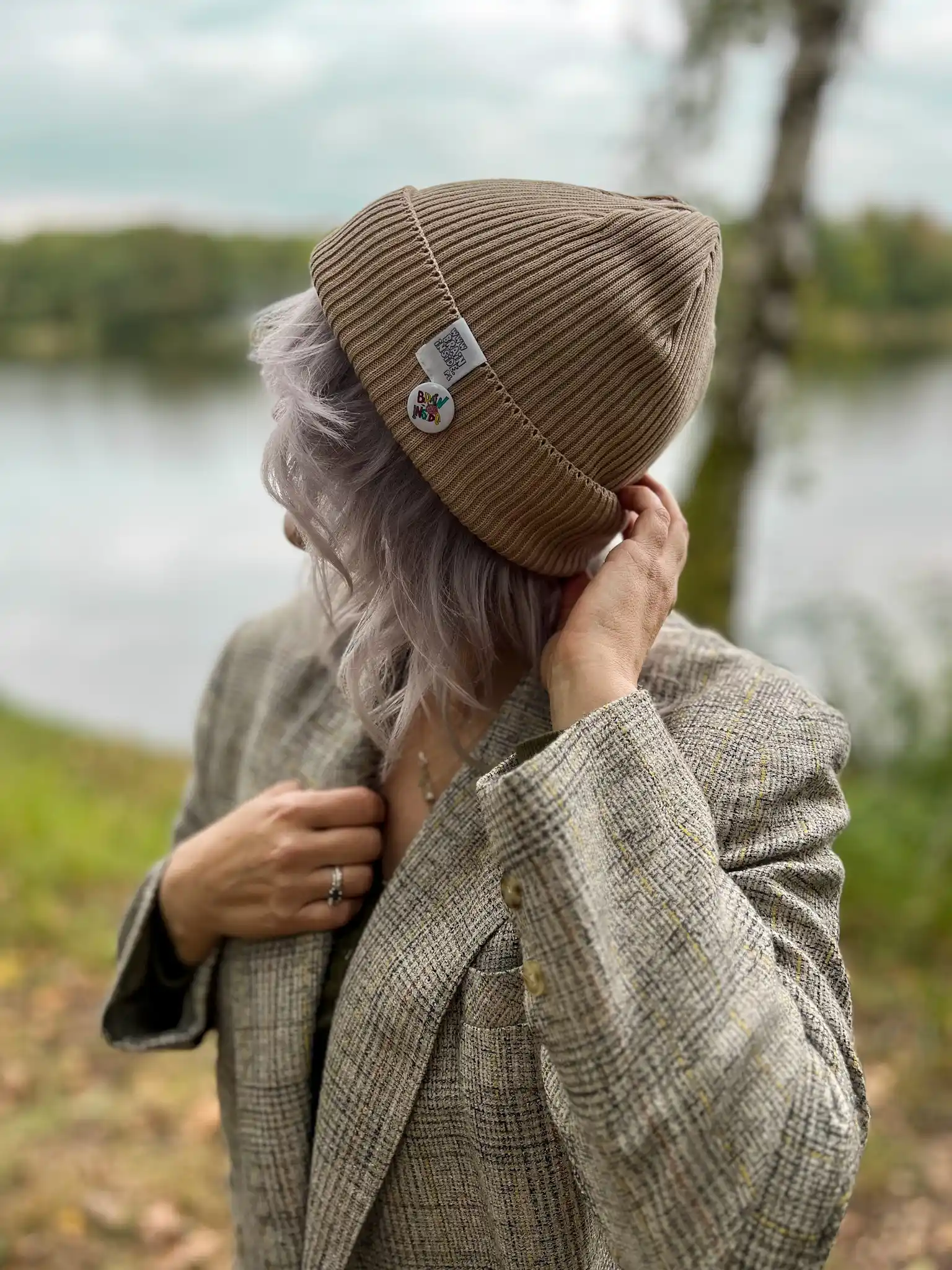 Czapka beanie z bawełny logo kolorowe "Beżowa" 37 bezowa bawelniana czapka z wywinieciem