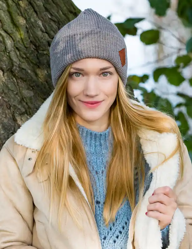 Czapka beanie logo ekoskórka "Ciemny beż" 43 bezowa czapka beanie wywijana brain inside 1