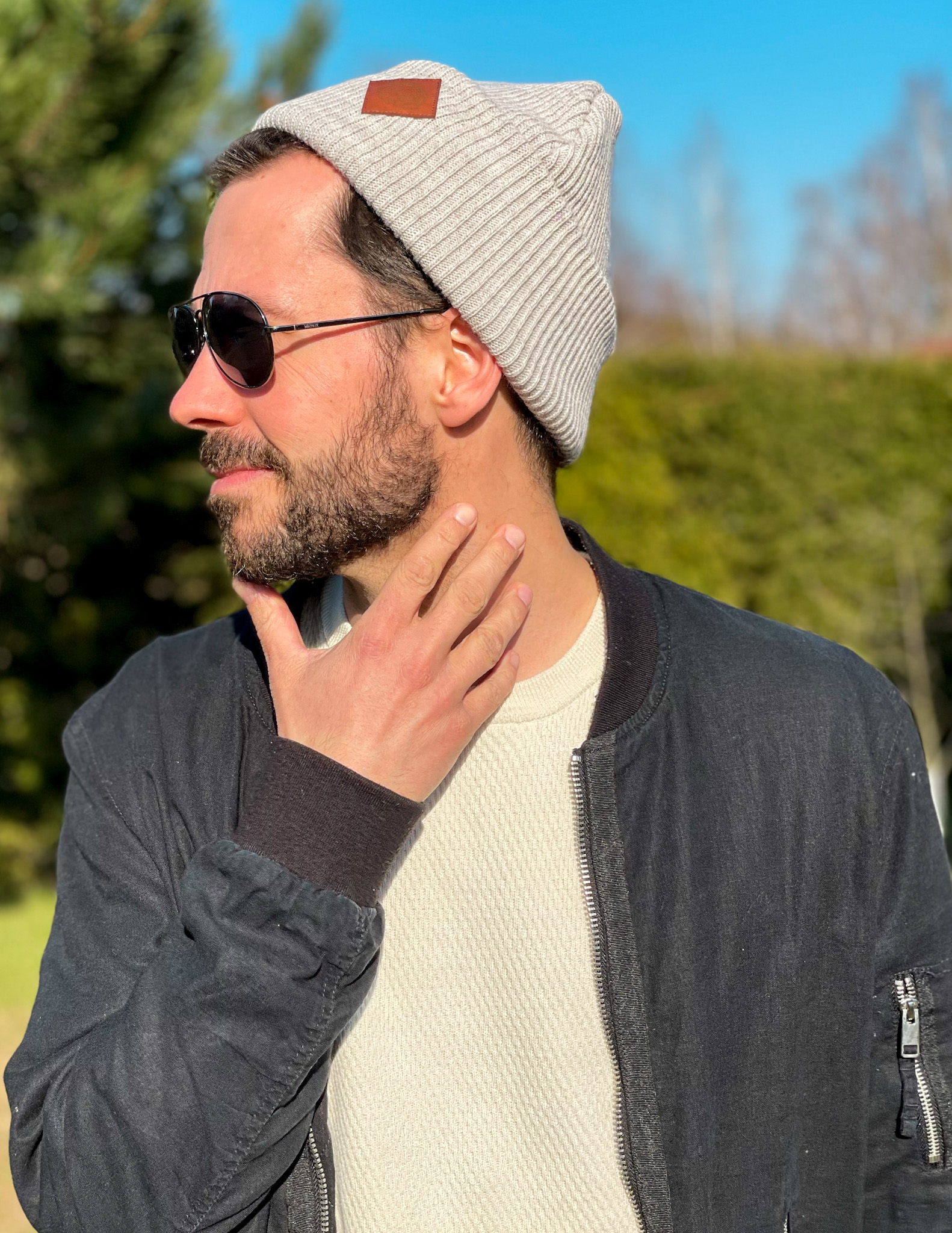 Męska czapka beanie logo ekoskórka "Jasny beż" 24 bezowa czapka meska