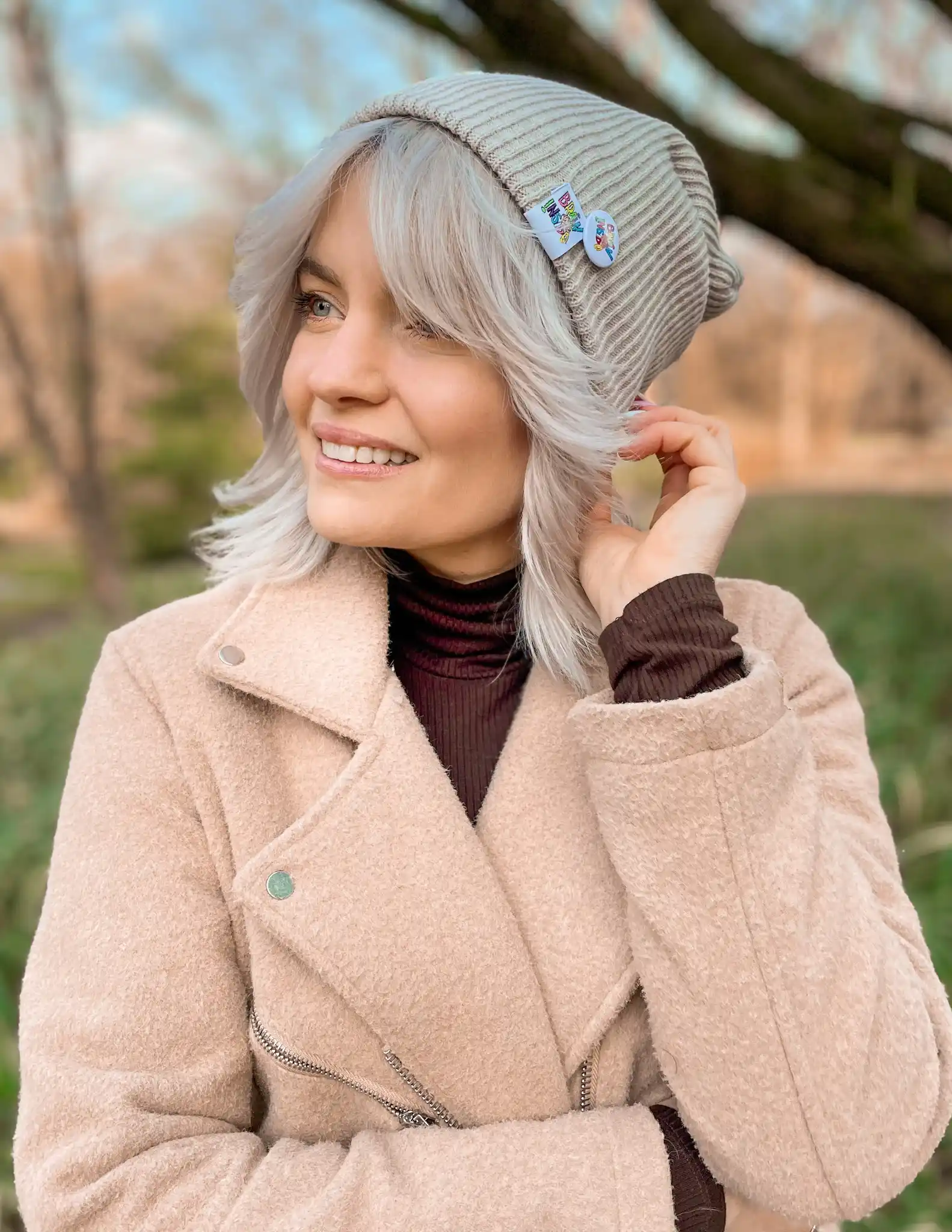 Czapka slouchy logo kolorowe "Jasny beż" 105 bezowa czapka smerfetka