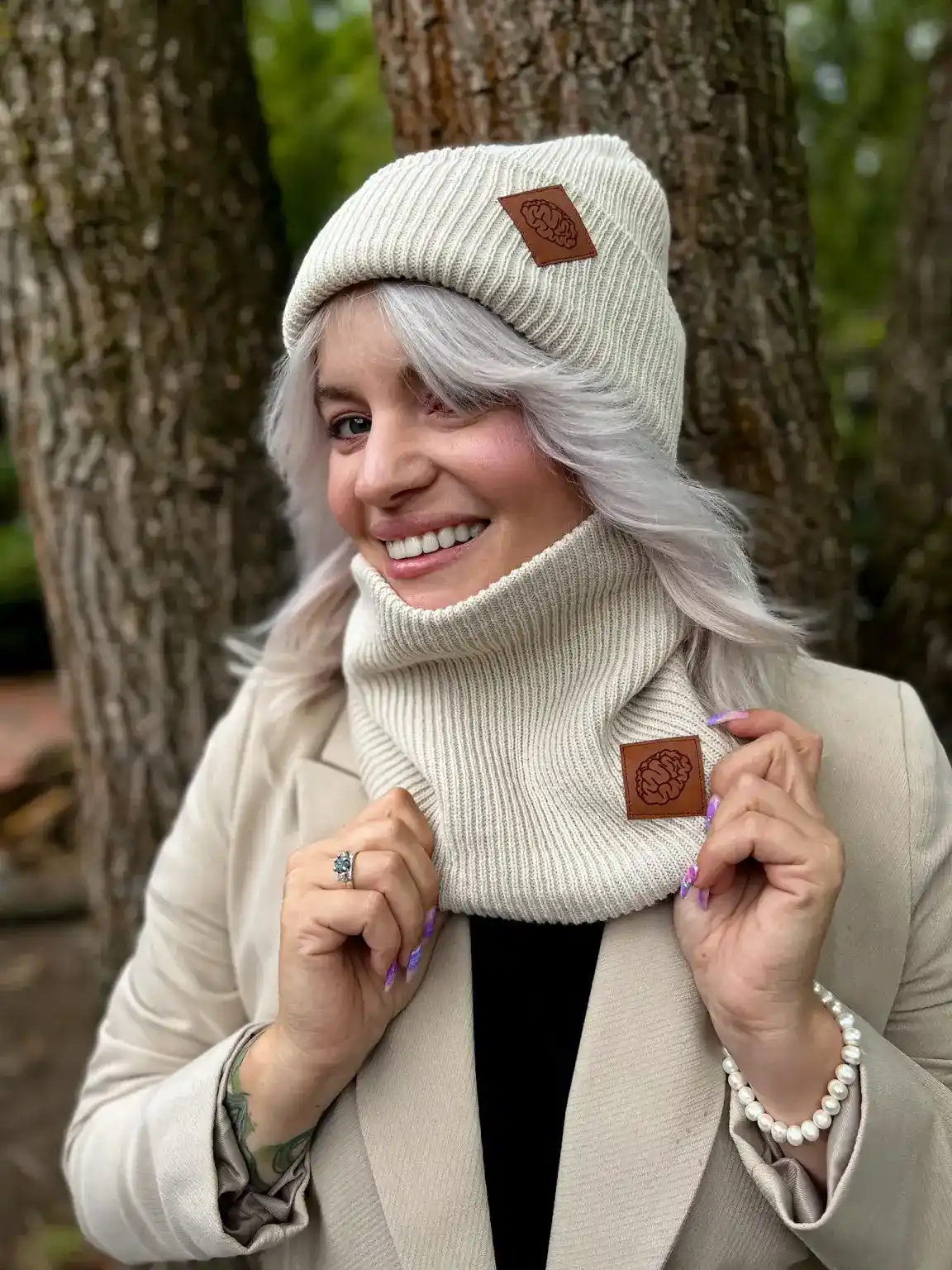 Czapka beanie logo ekoskórka "Jasny beż" 7 bezowy Cieply szalik na chlodne dni 2