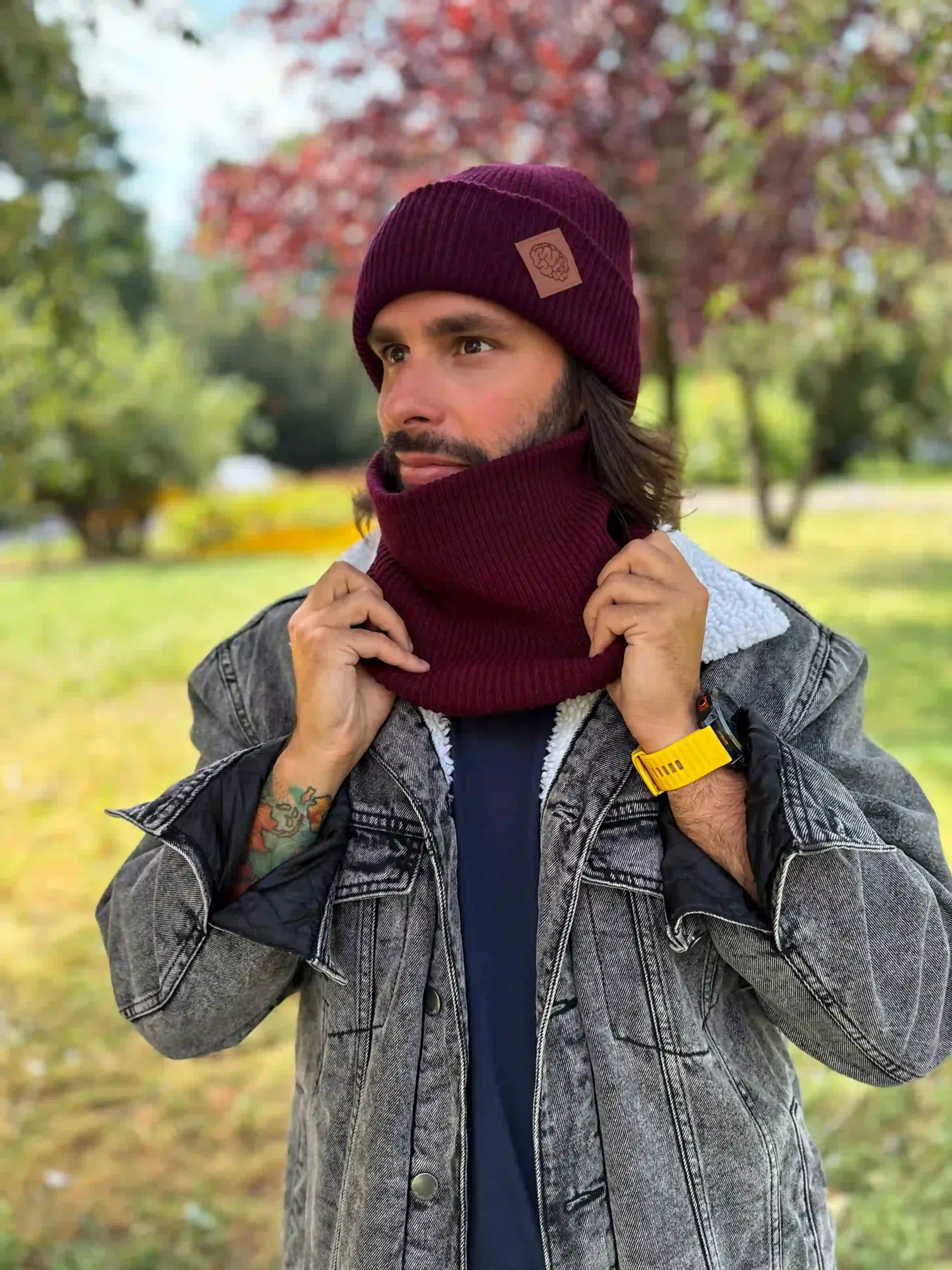 Męska czapka beanie logo ekoskórka "Bordo" 45 bordowy meski szalik scaled 1