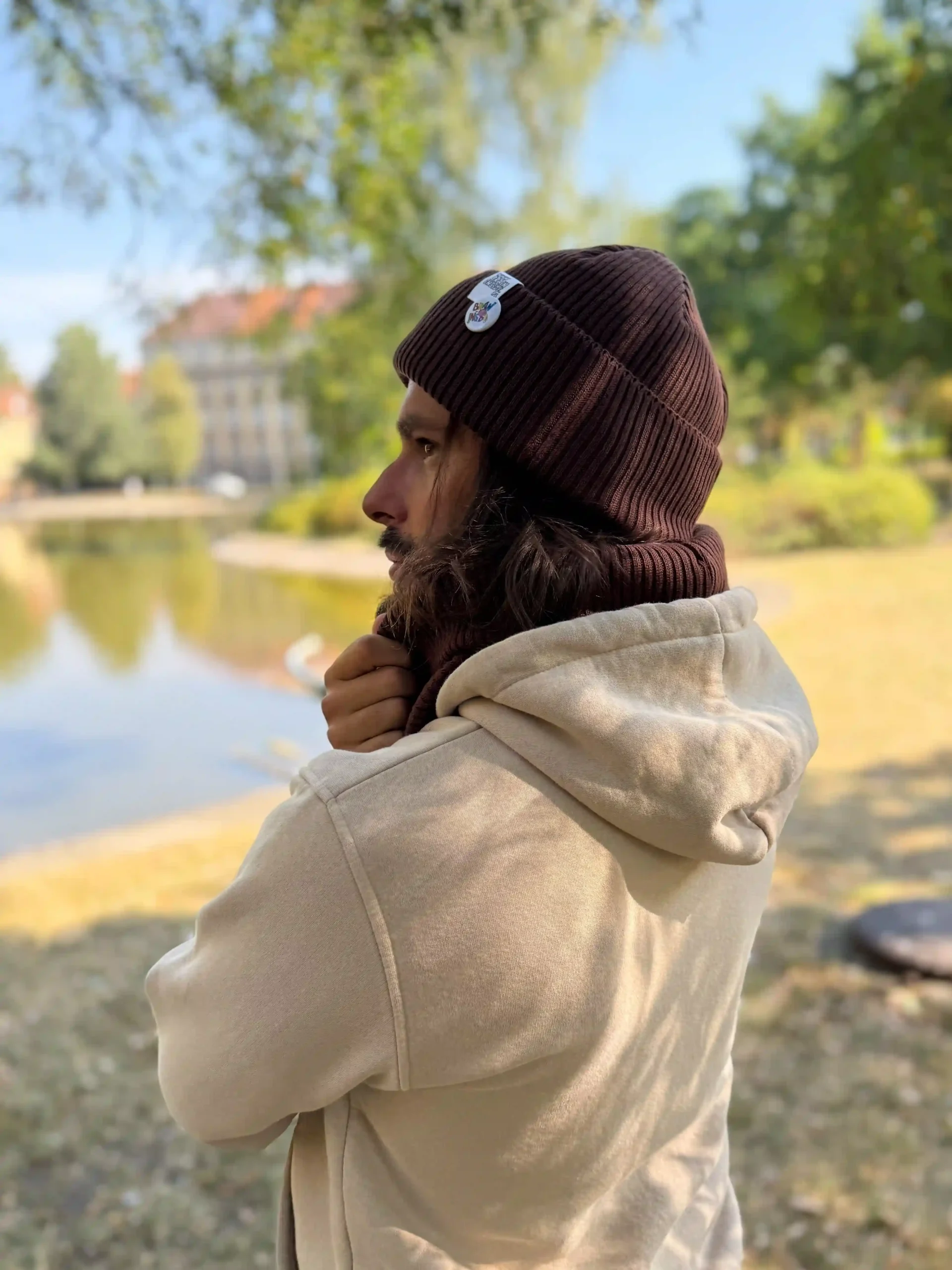 Męska czapka beanie z bawełny logo kolorowe "Brąz" 132 brazowy szal bawelna scaled 1