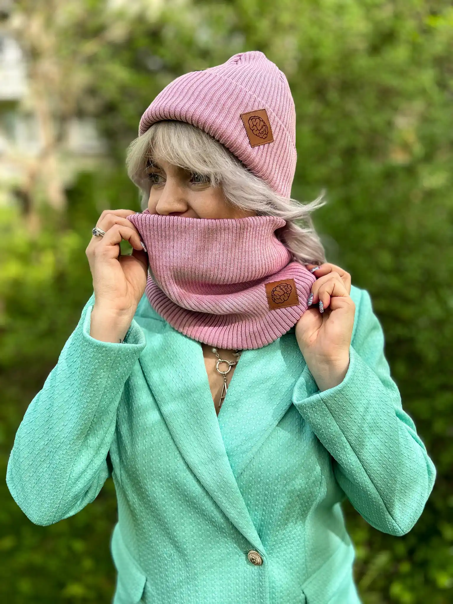 Bawełniana czapka beanie logo ekoskórka "Brudny róż" 99 brudny roz bawelna szal