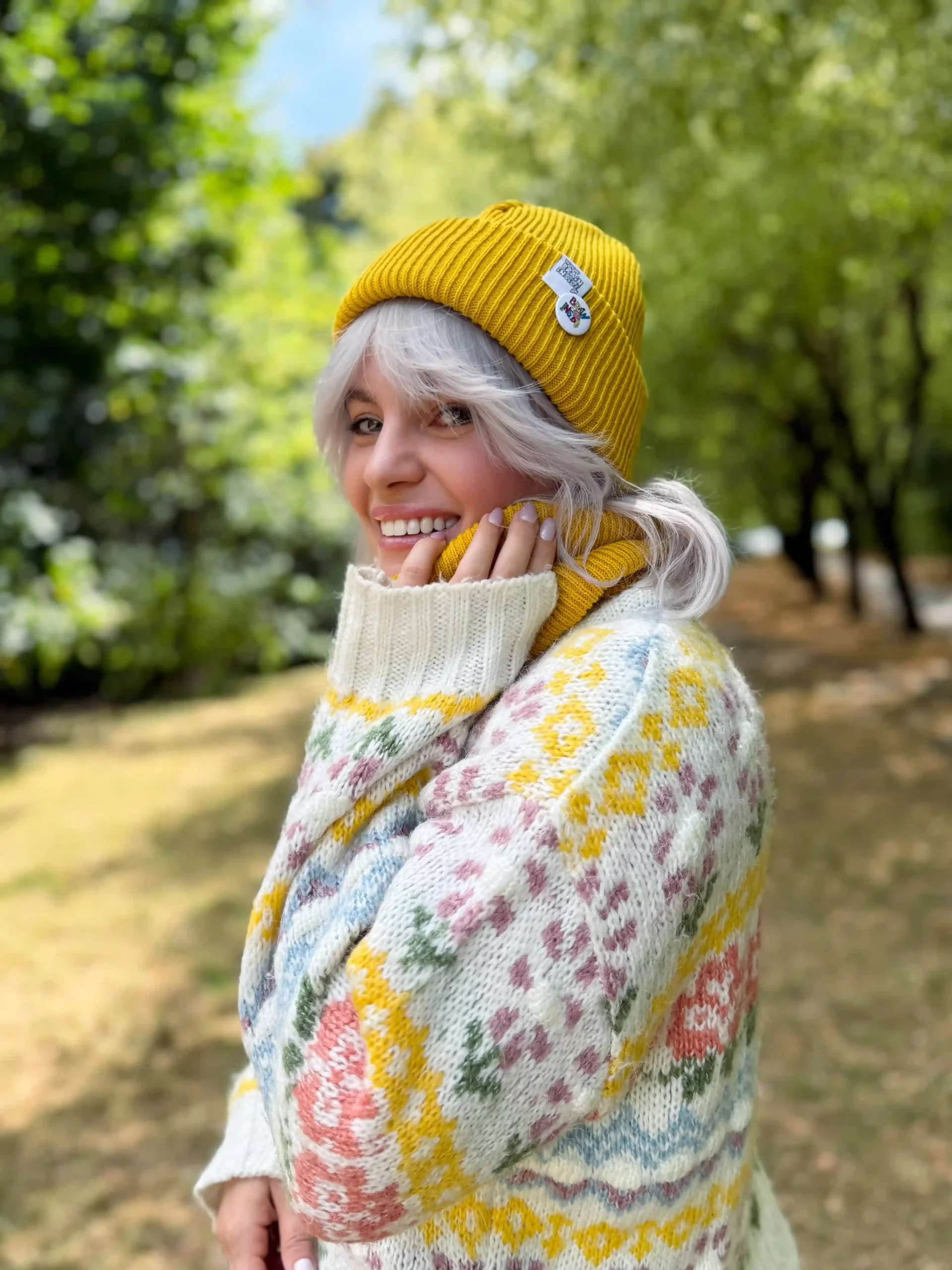 Czapka wywijana logo kolorowe "Miodowa musztarda" 31 casualowa miodowa czapka beanie do codziennych stylizacji