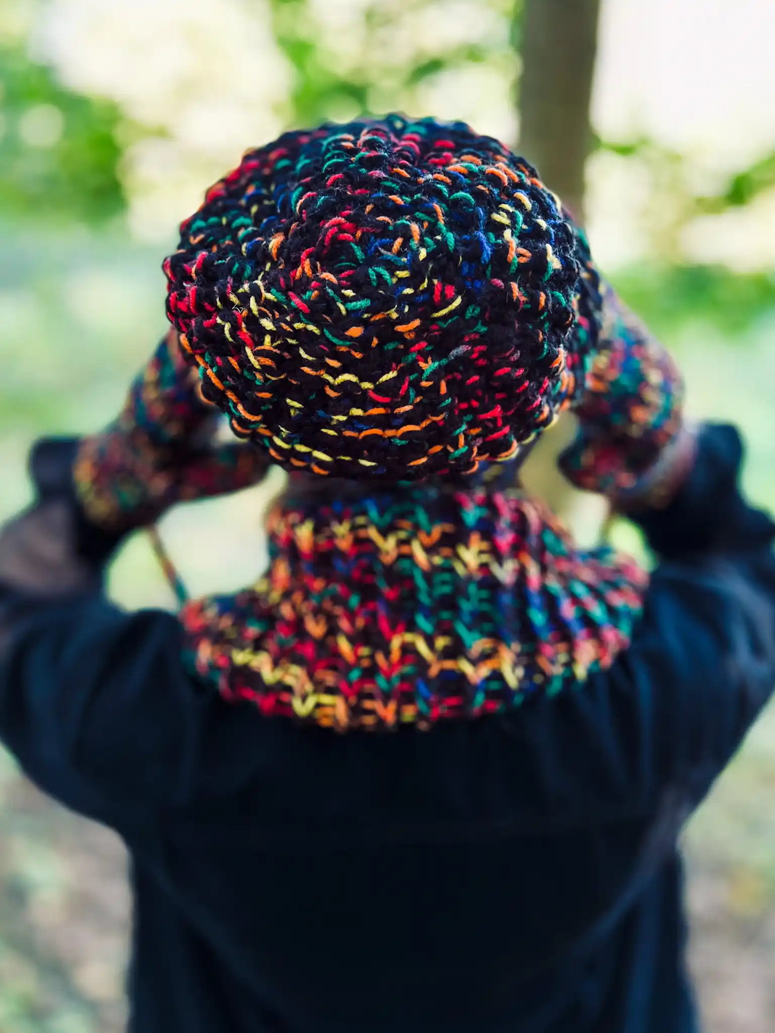 Luźna czapka MERINO 66% "Czarne czerwienie" NEVERLAND 152 ciemna czapka handmade bez pomponem