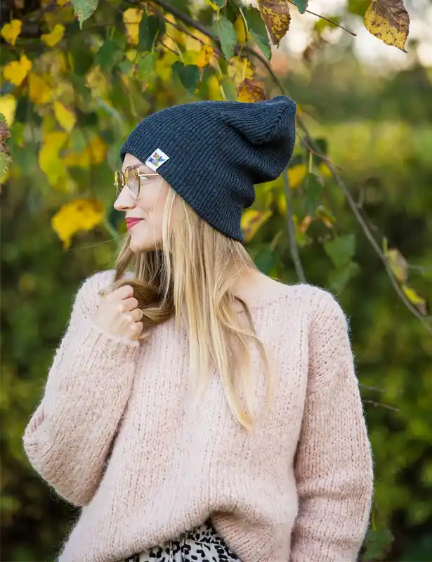 Czapka slouchy logo kolorowe "Ciemny szary" 133 ciemno szara czapka beanie materialowa brain inside luzno opadajaca
