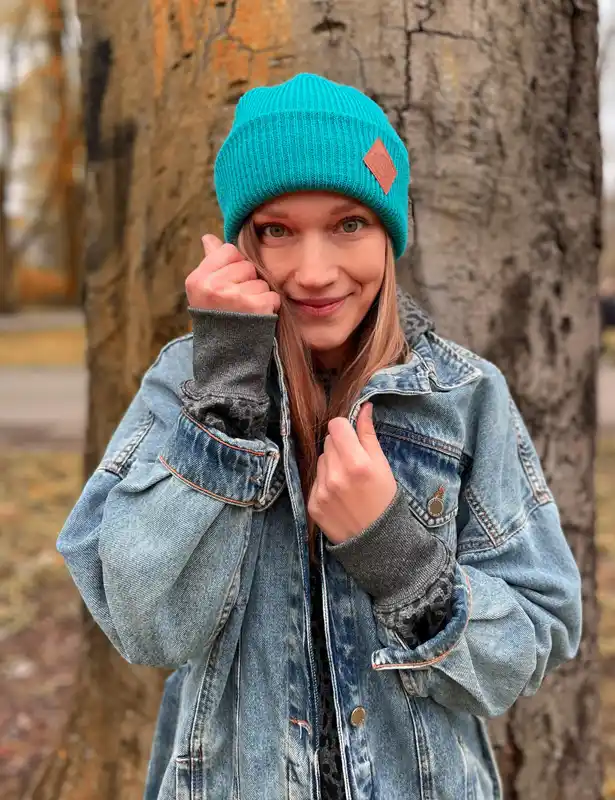 Czapka beanie logo ekoskórka "Turkus" 32 ciemno turkusowa czapka brain inside peacock blue pantone