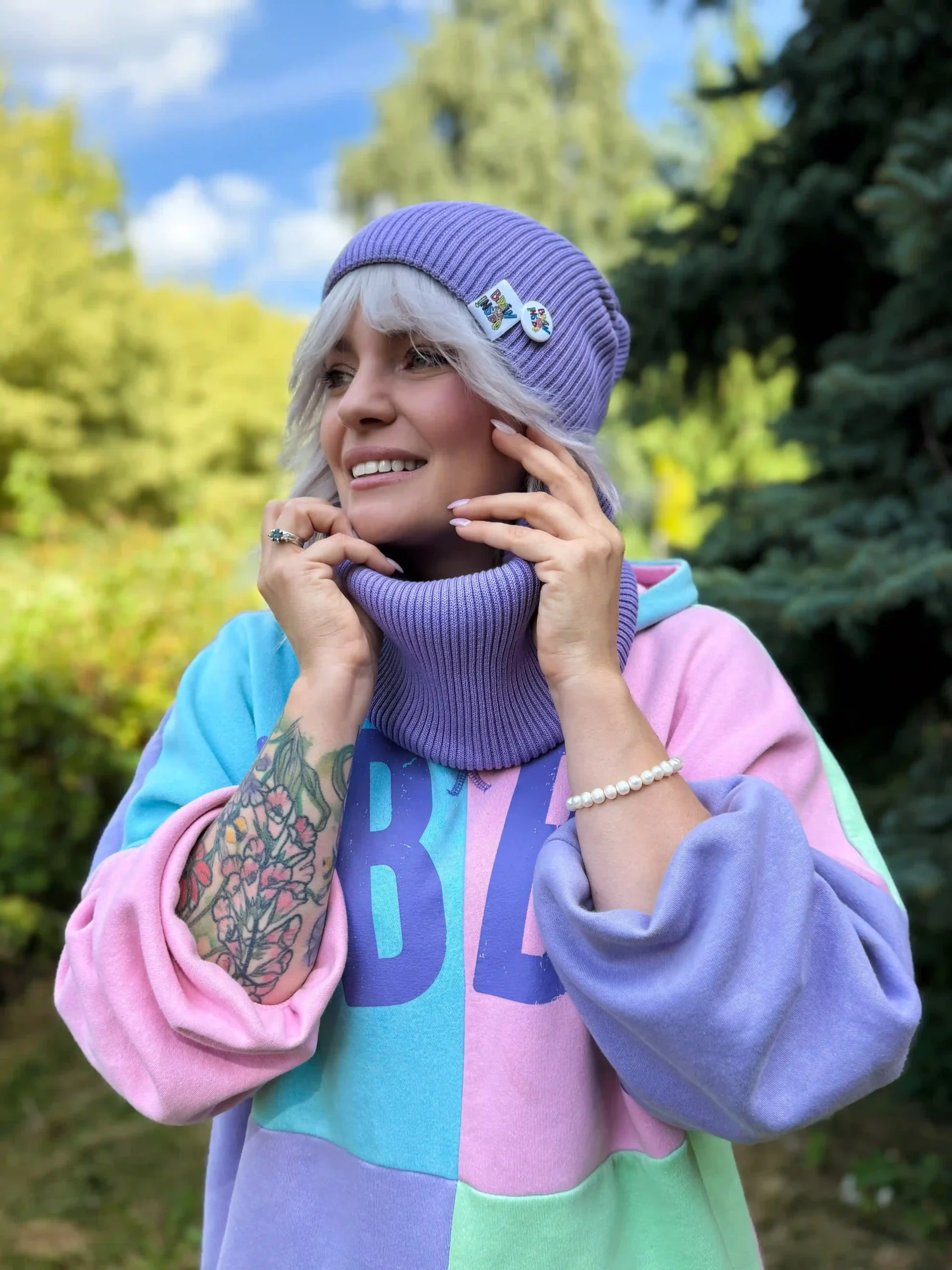 Luźna czapka z bawełny logo kolorowe "Jasny fiolet" 29 cienka fioletowa czapka unisex scaled 1