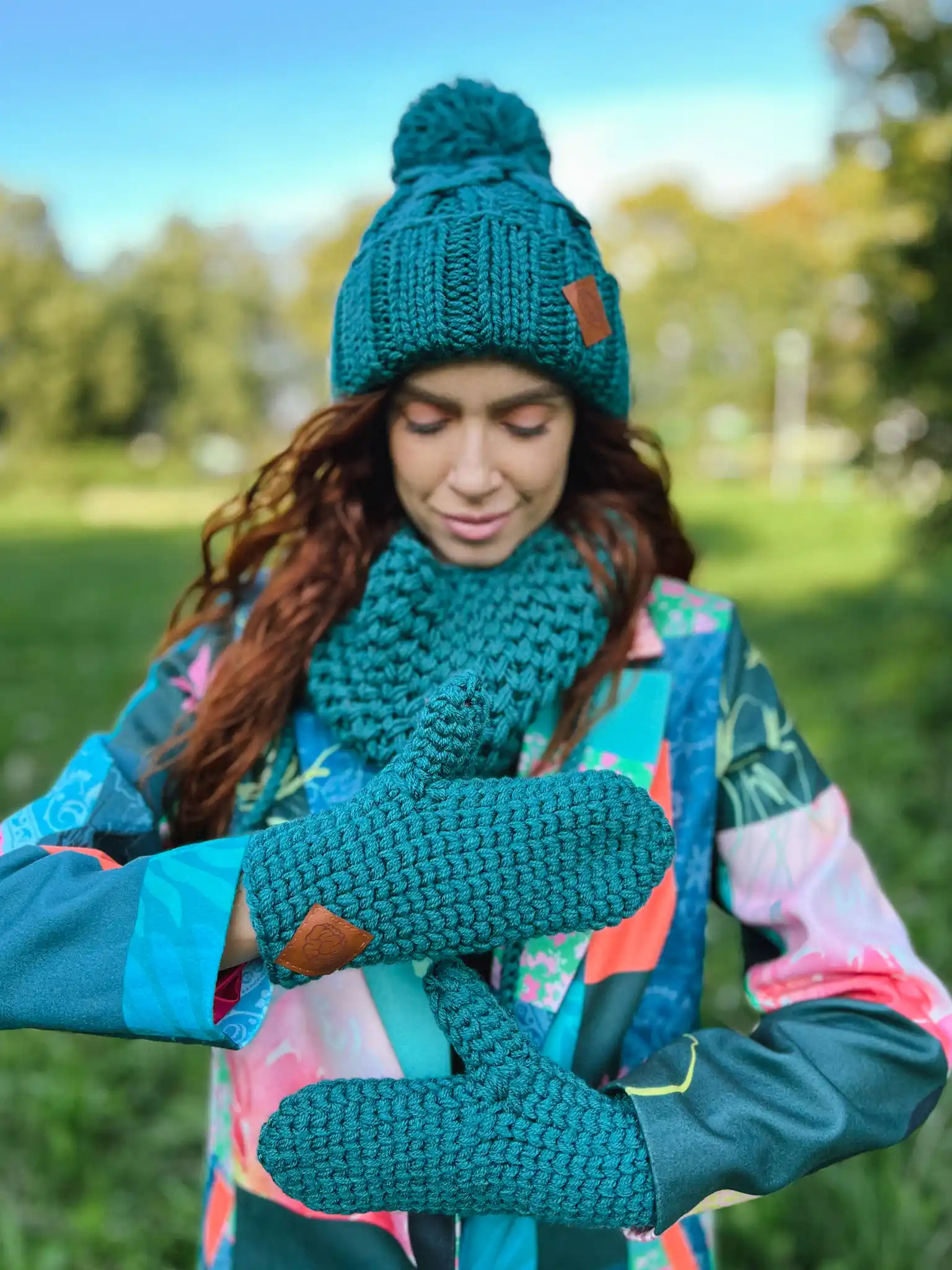 Rękawiczki handmade ze sznureczkiem ,,Leśny zielony" 93 cieple zielone rekawiczki jednopalczaste