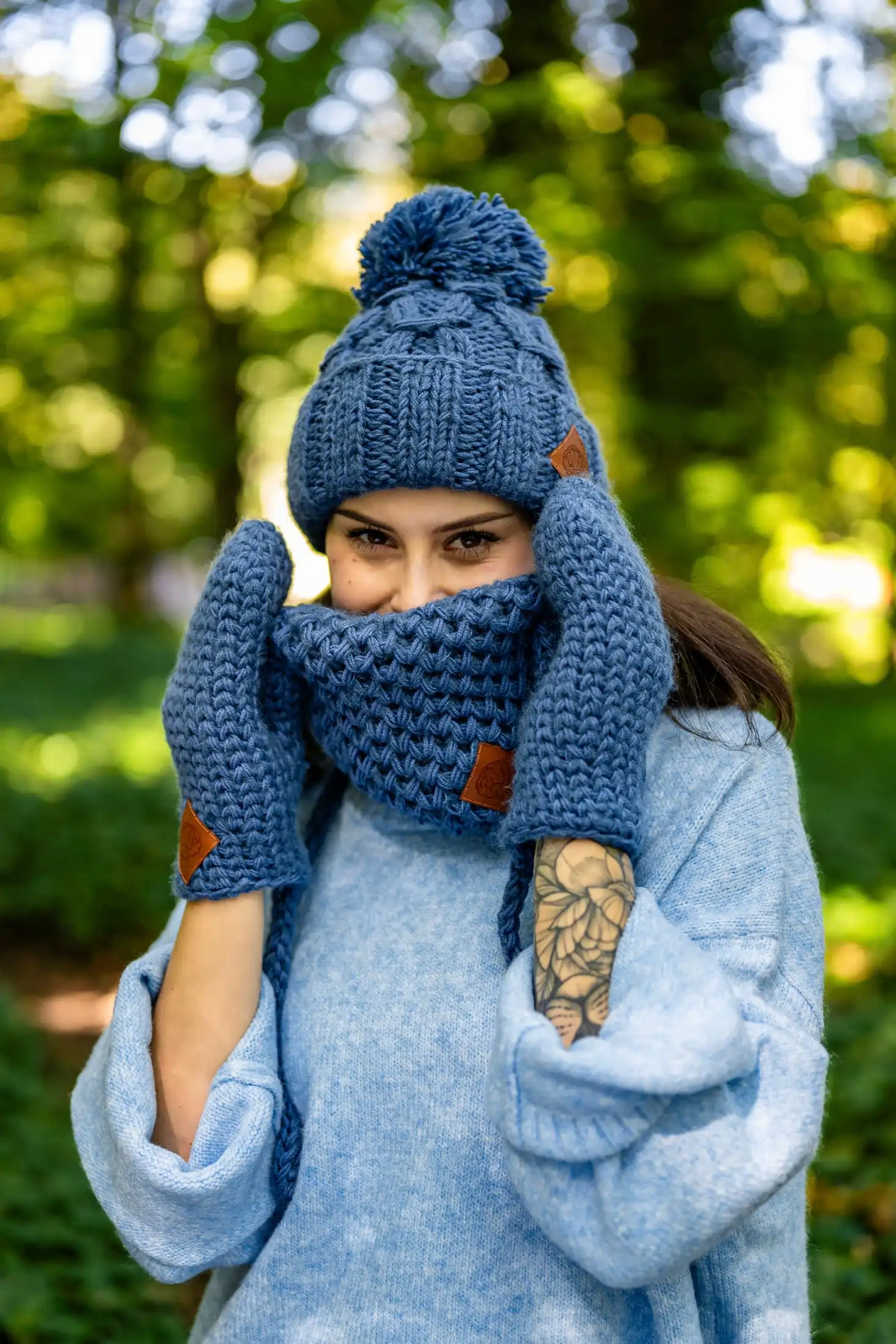 Mały komin MERINO "Ciemny niebieski" 96 czapka merino z duzym pomponem niebieska