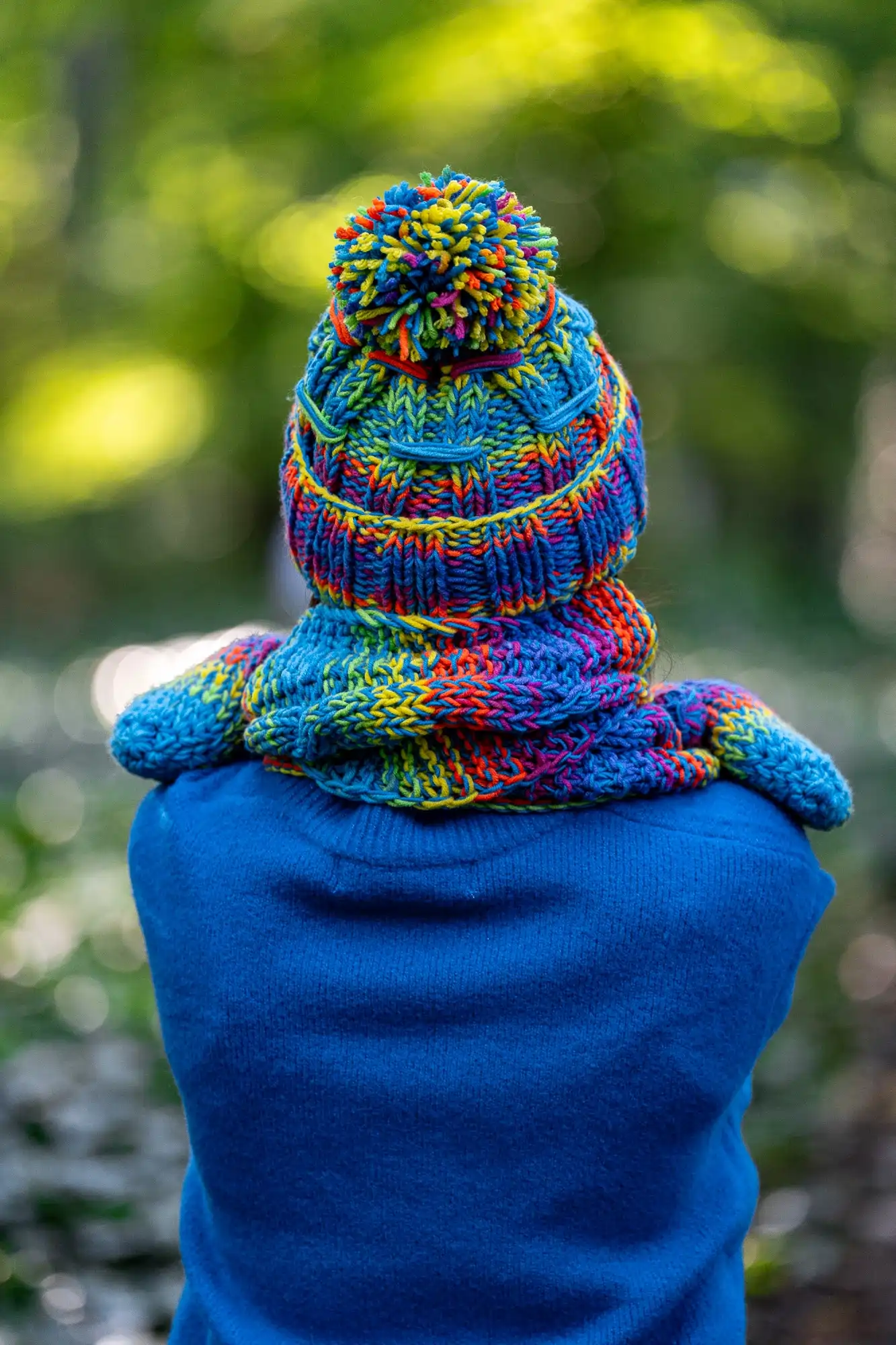 Czapka MERINO 50% ,,Tęcza błękit" EUFORIA 63 czapka merino z duzym pomponem