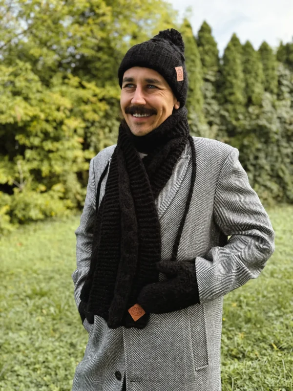 czapka merino z pomponem meska czarna scaled 1