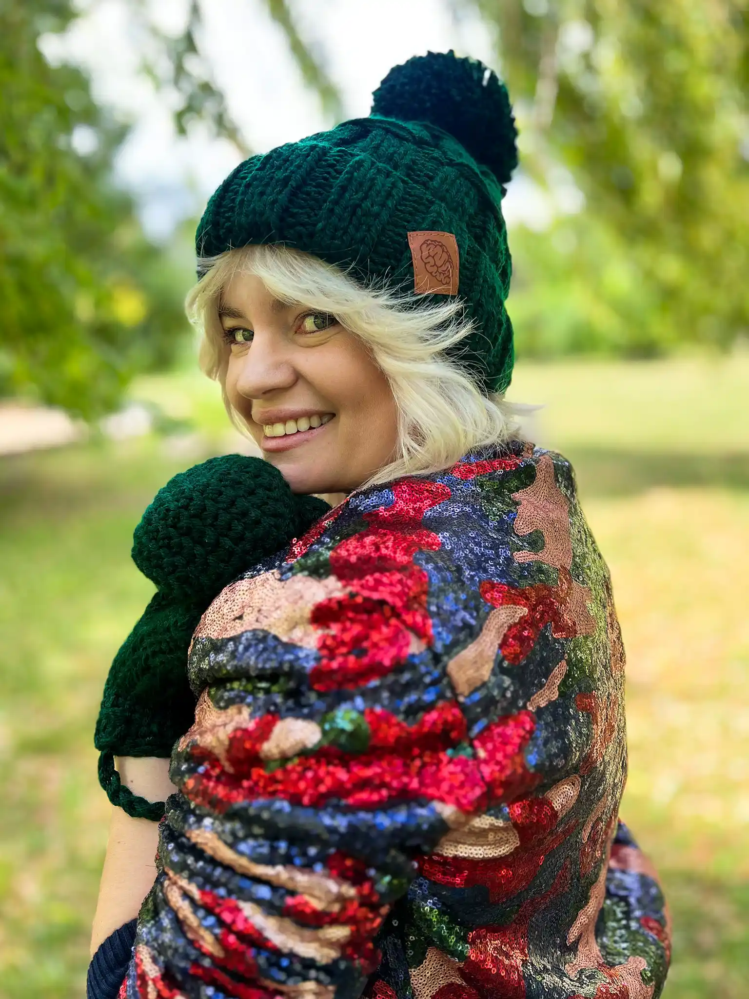 Czapka z wielkim pomponem EUFORIA ,,Ciemny zielony" 16 czapka na drutach duzy pompon