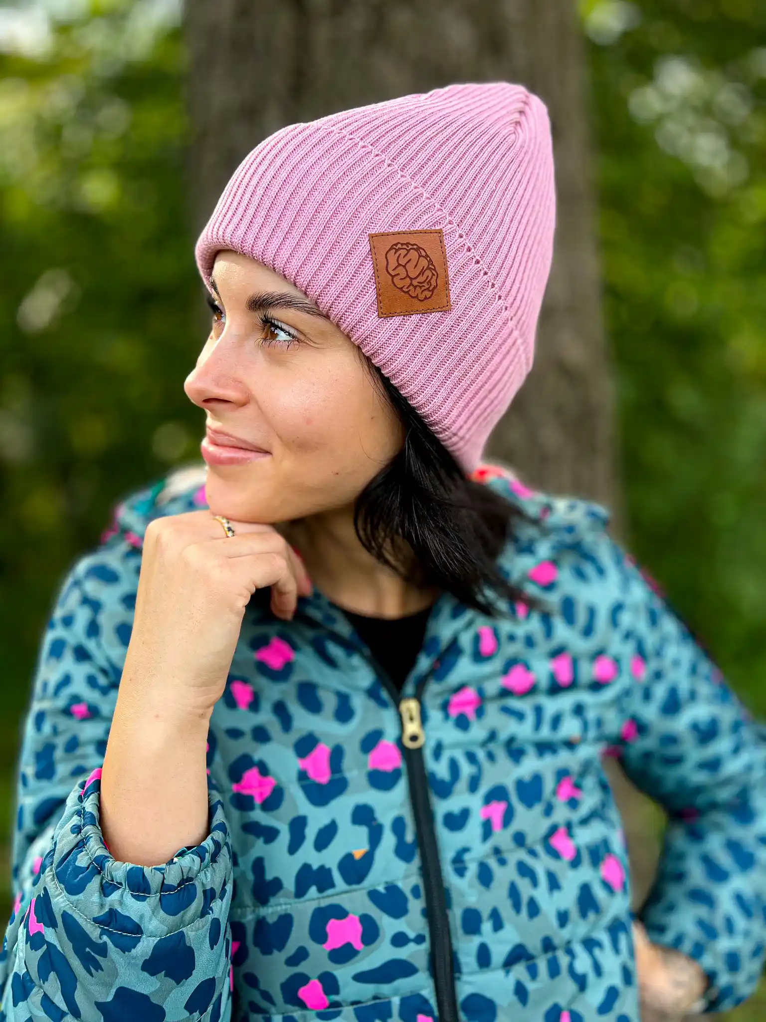 Bawełniana czapka beanie logo ekoskórka "Brudny róż" 15 czapka rozowa z wywinieciem brain inside