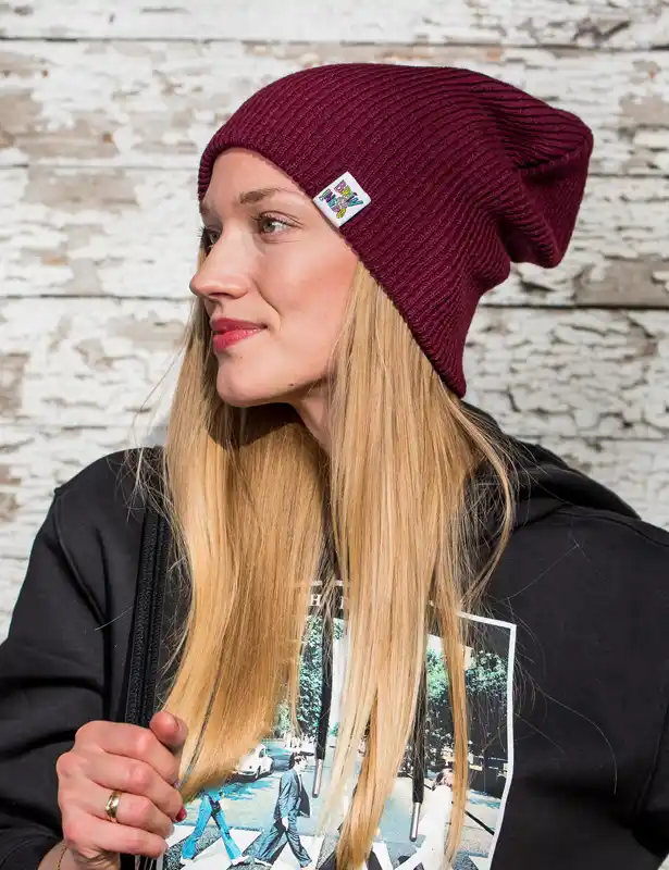 Czapka slouchy logo kolorowe "Bordo" 146 czapka smerfetka bordo polska produkcja brain inside